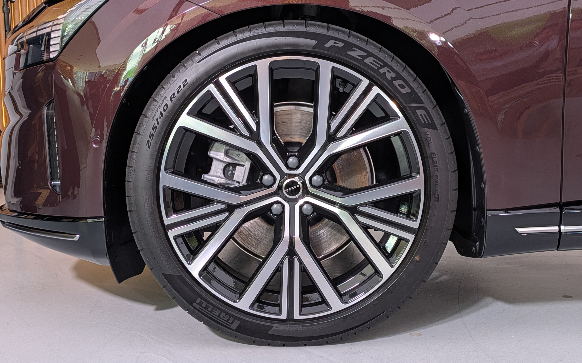 タイヤはピレリのBEV用「Pゼロ E」で、サイズはフロント255/40R22、リア285/35R22
