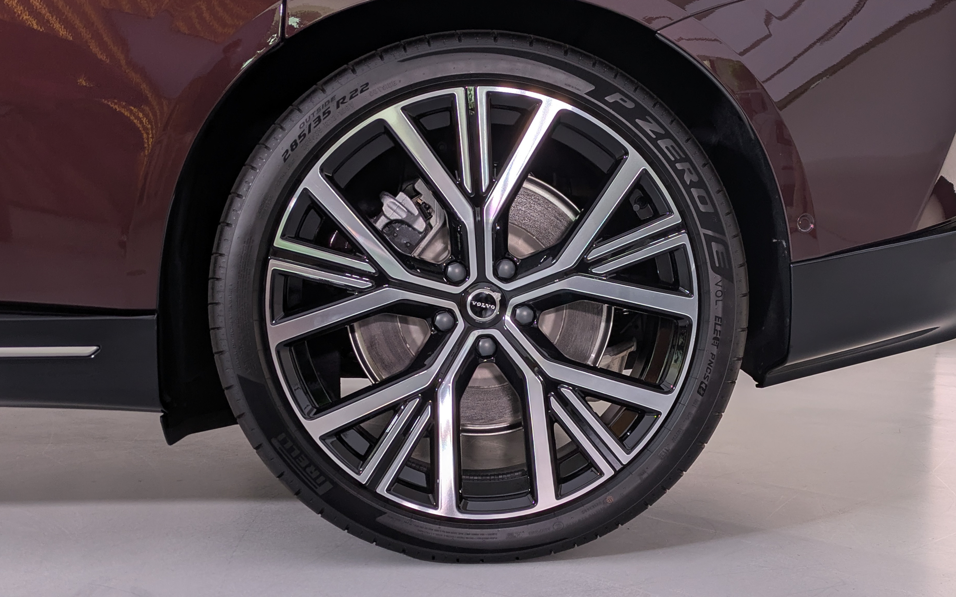 タイヤはピレリのBEV用「Pゼロ E」で、サイズはフロント255/40R22、リア285/35R22