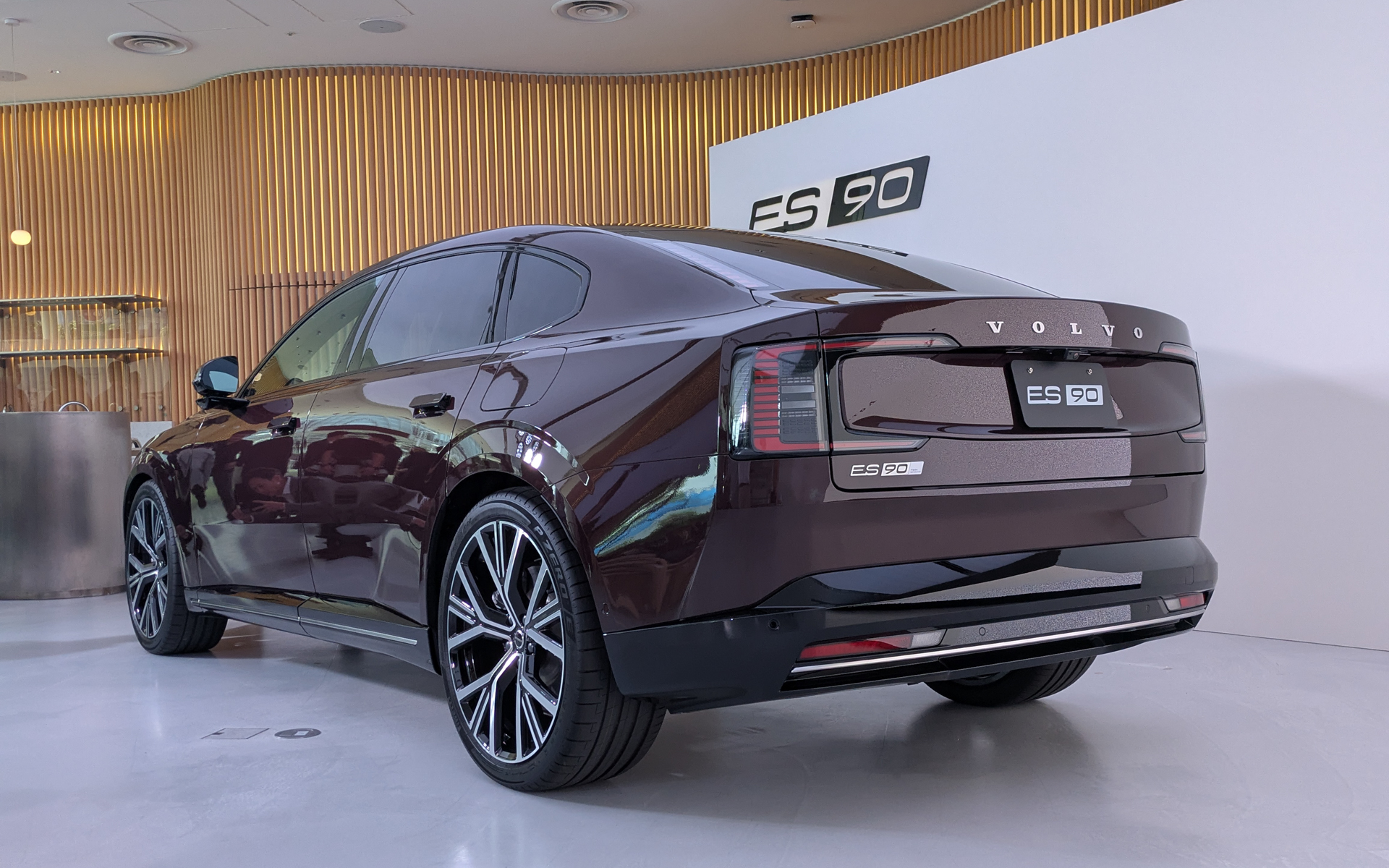 展示車両は「ES90 Ultra Twin Motor Performance」で、ボディサイズは5000×1940×1545mm（全長×全幅×全高）