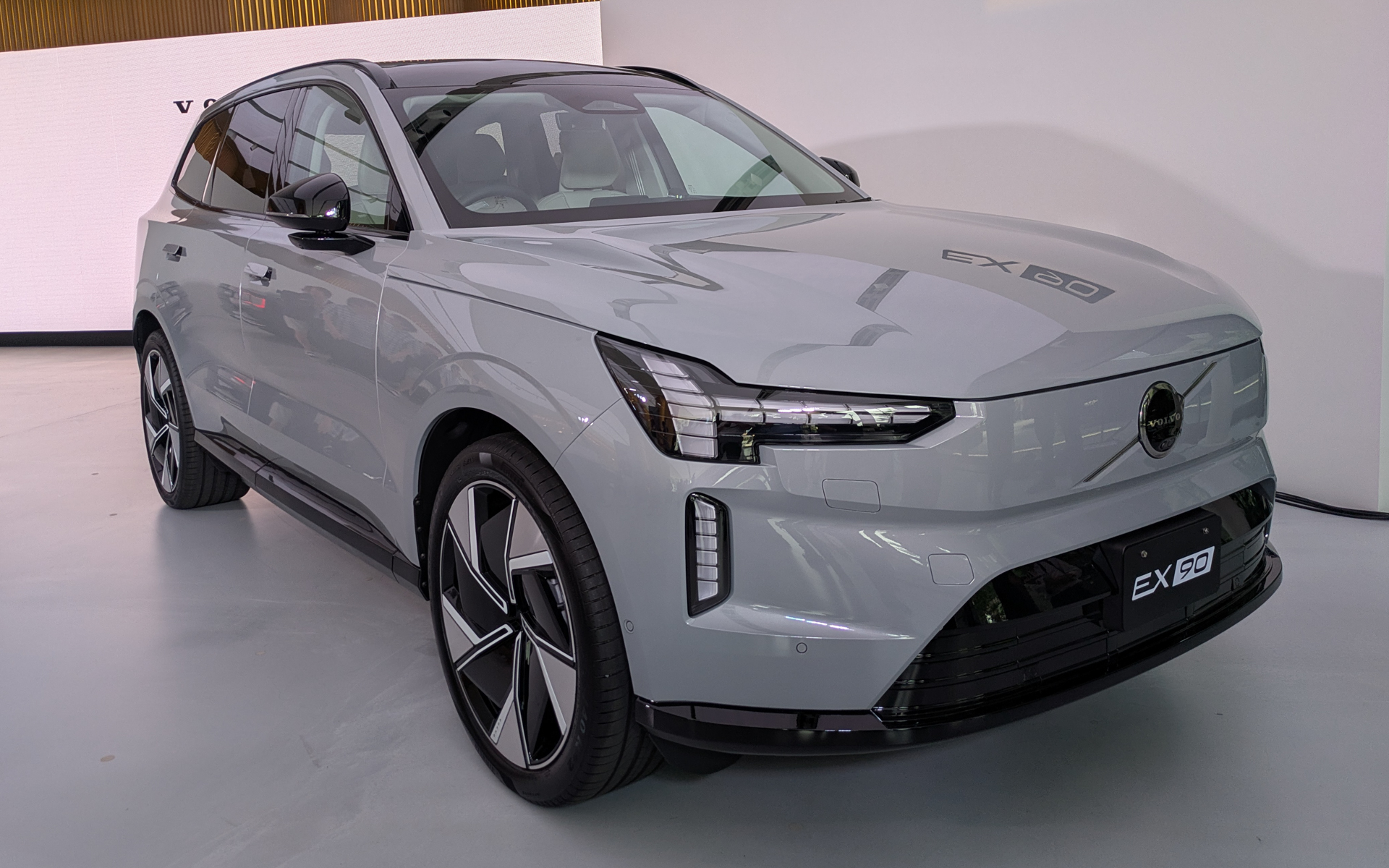 展示車両は「EX90 Ultra Twin Motor Performance」で、ボディサイズは5035×1965×1740mm（全長×全幅×全高）。