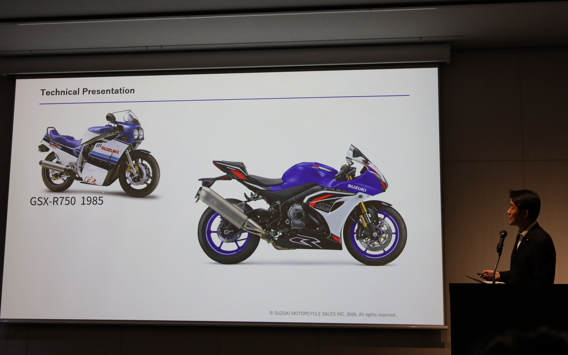 初代GSX-Rの誕生から40周年を記念したカラーリングを導入した
