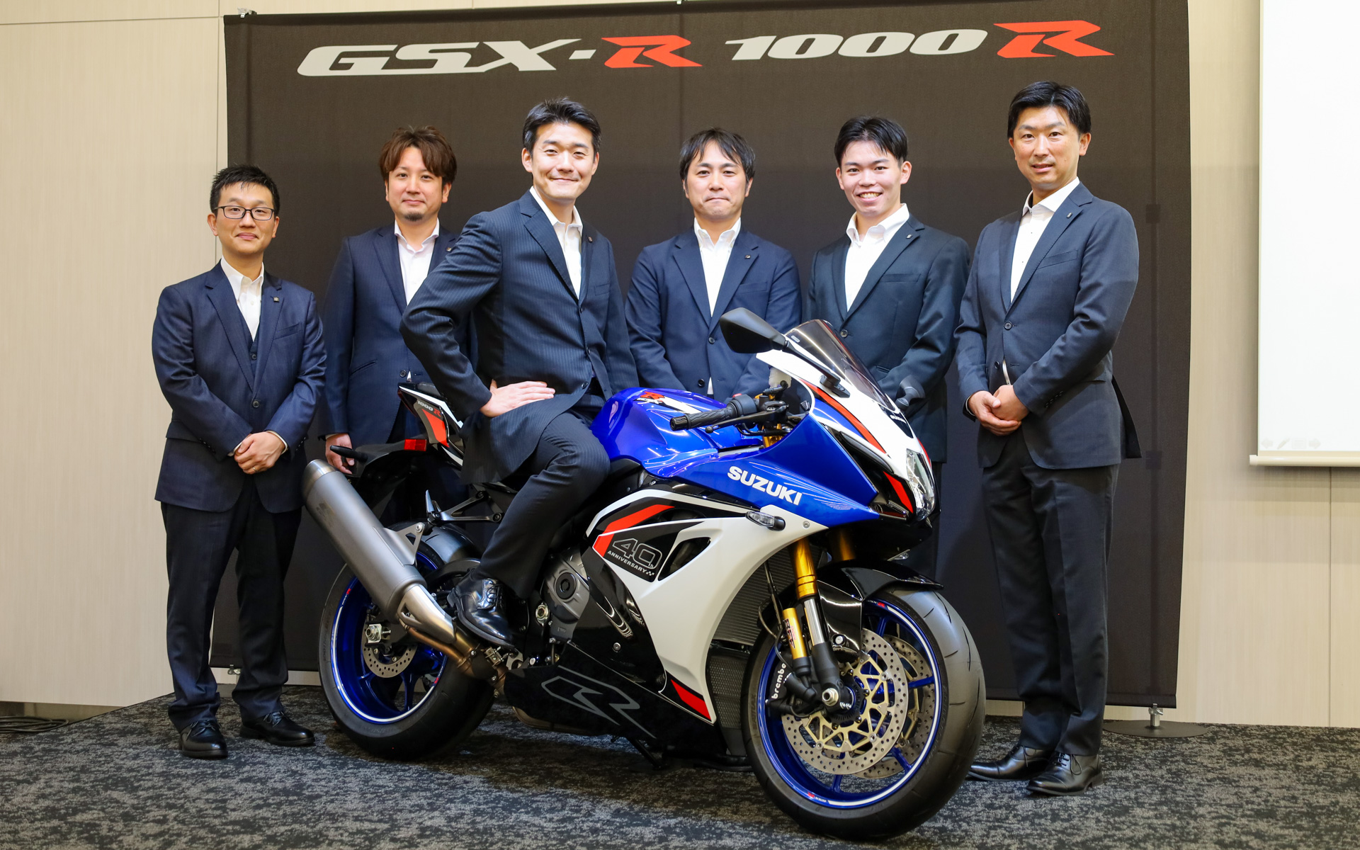 商品説明会に並んだ新型「GSX-R1000R」と開発陣