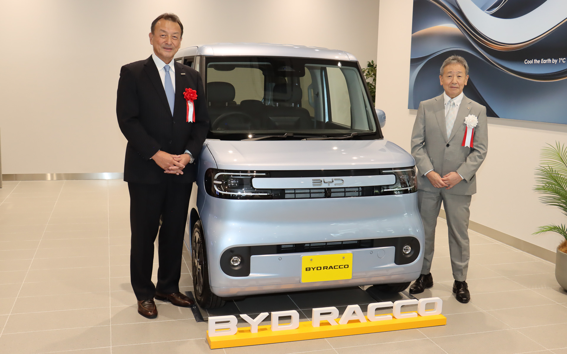 東福寺社長と森田社長のフォトセッションはBYDの新型BEV「ラッコ」の前で行なわれた