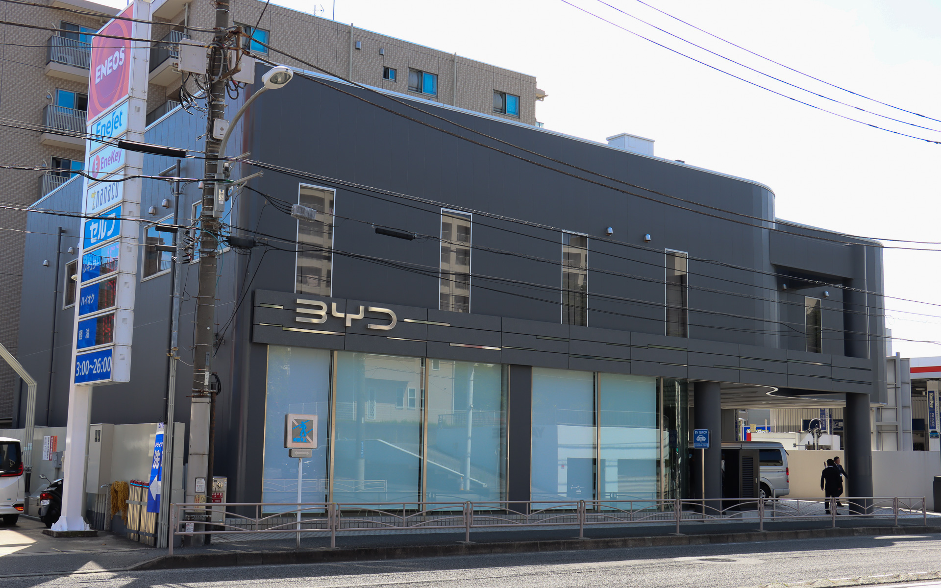 BYDディーラーのCI（コーポレートアイデンティティ）に準拠する黒とシルバーの外観を採用