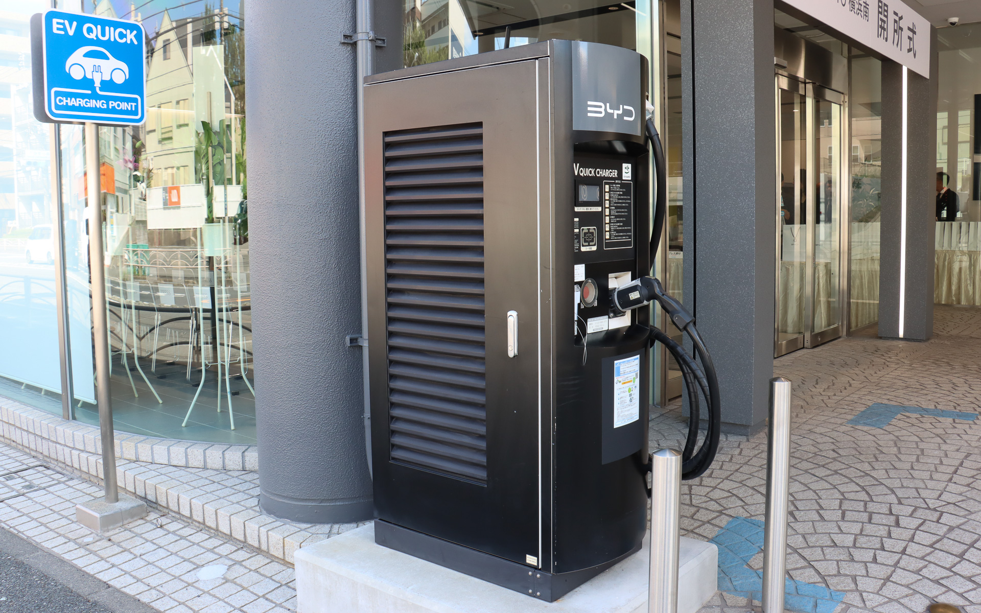 CHAdeMO対応となる新電元工業の50kWモデル「SDQC-50-U」が採用されている