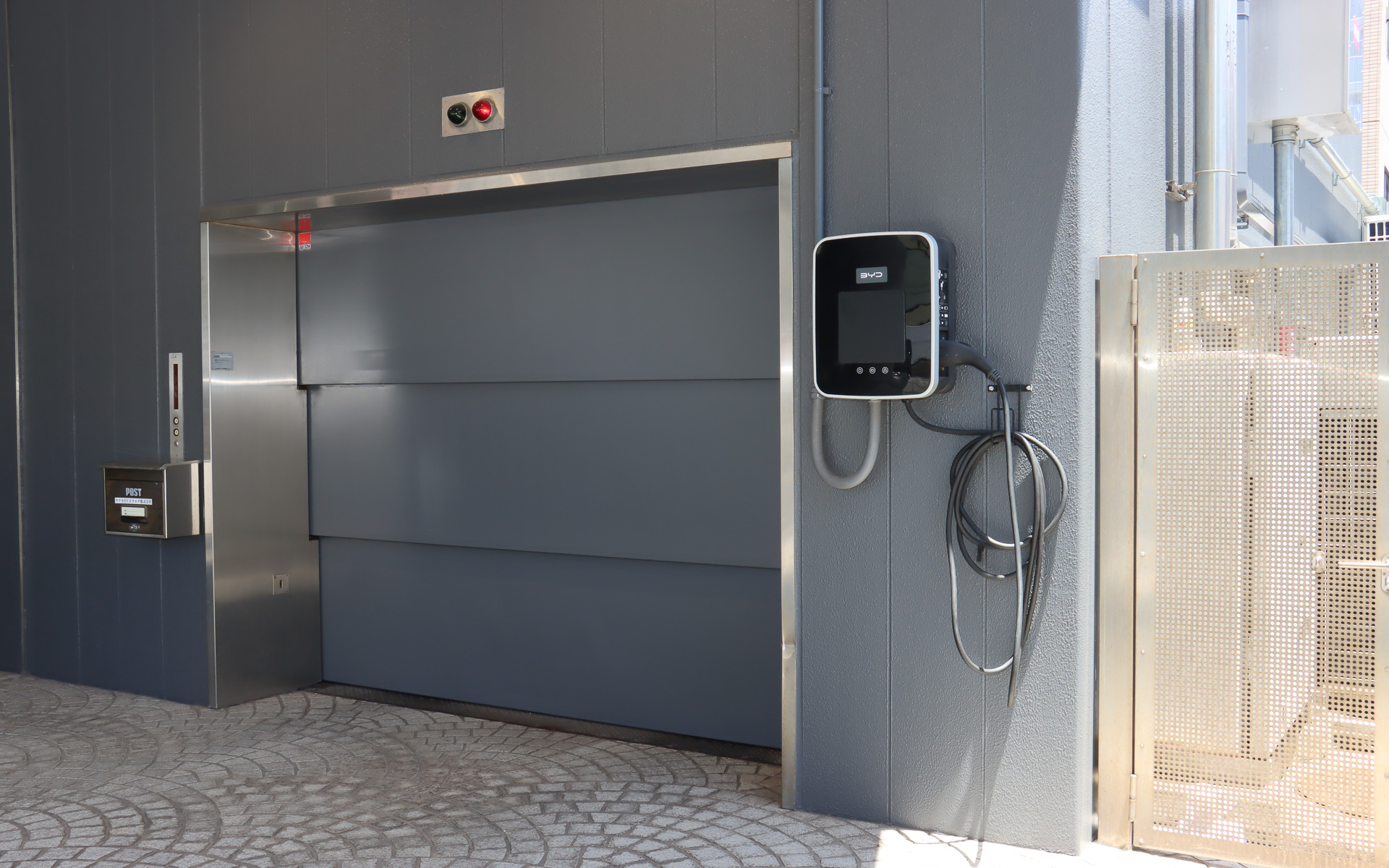 普通充電器はエントランススペース奥の自動車用エレベーターの脇に設置されている