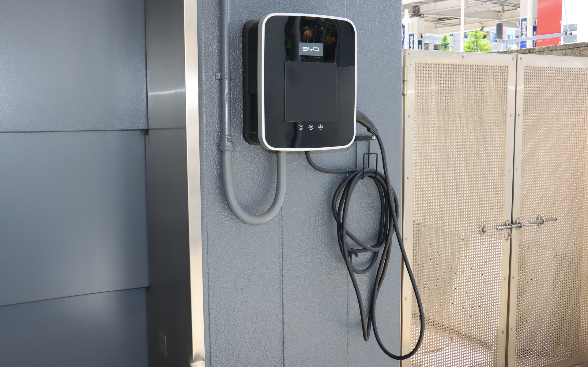 BYDのロゴが入った普通充電器。長いケーブルなので車両の止める向きは気にせず利用できそう