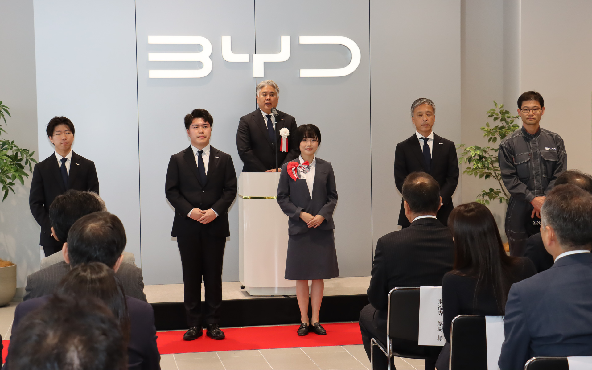 支店長の清水重任氏から店舗選任スタッフの紹介も行なわれた