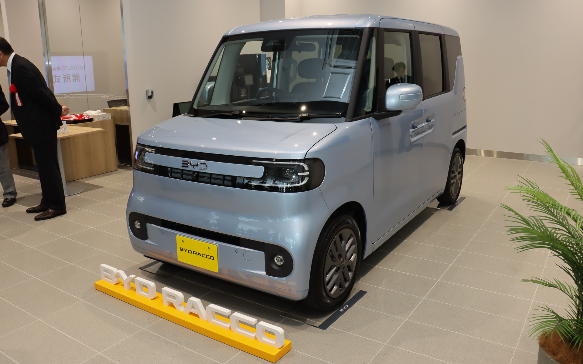ボディサイズは3395×1475×1800mm（全長×全幅×全高）、ホイールベースは2520mm。ボディカラーは「アークティックブルー」