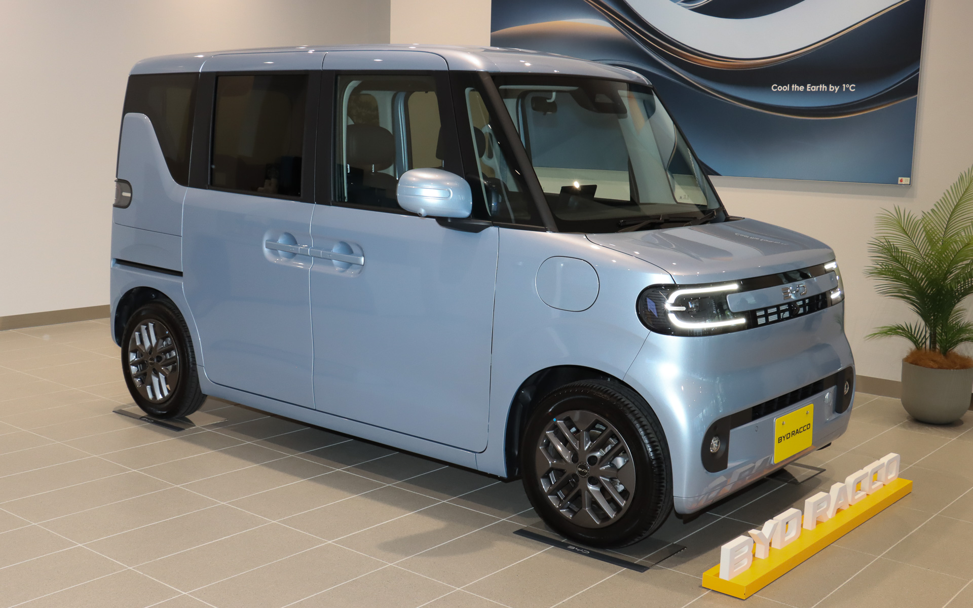 ボディサイズは3395×1475×1800mm（全長×全幅×全高）、ホイールベースは2520mm。ボディカラーは「アークティックブルー」
