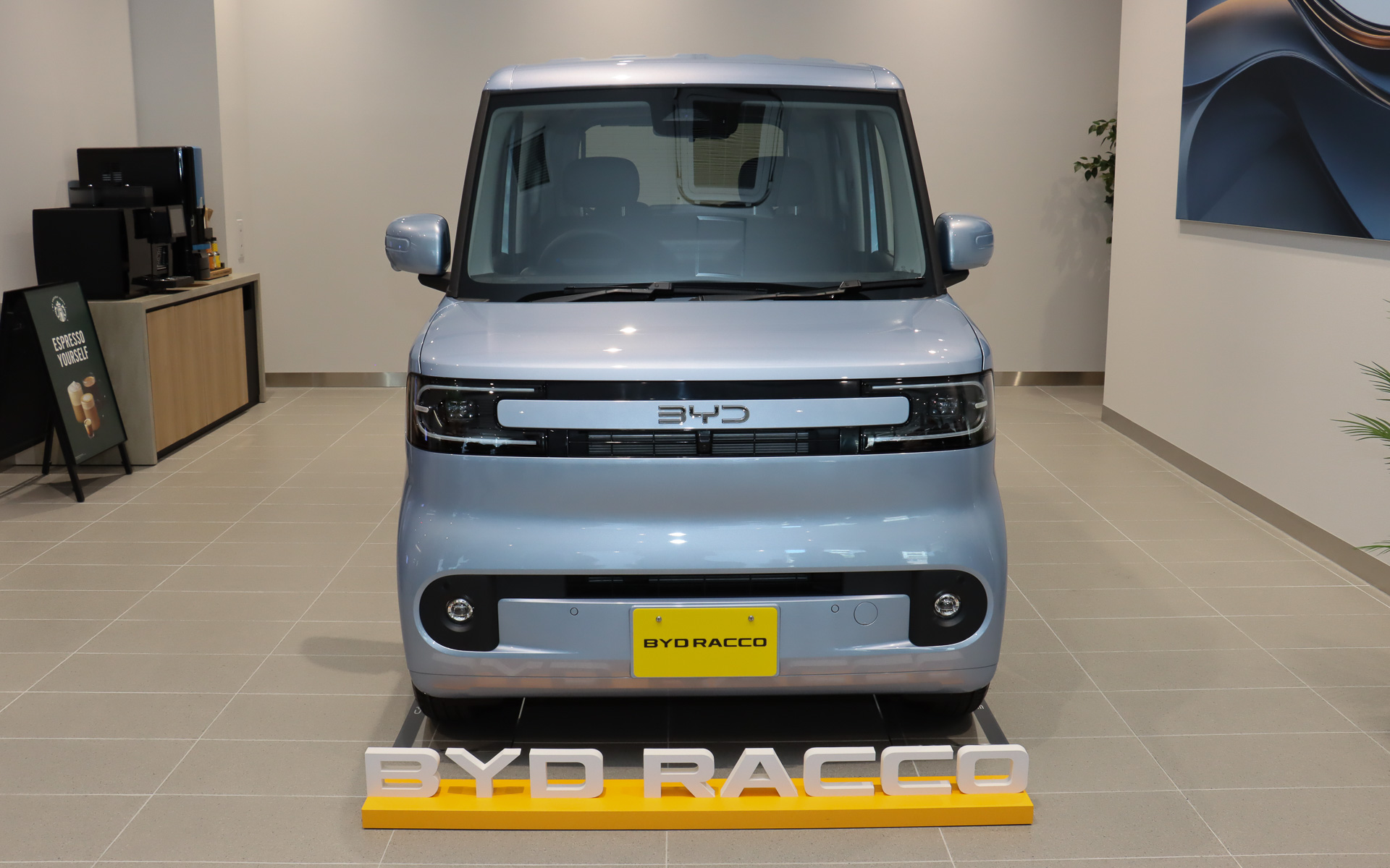 ボディサイズは3395×1475×1800mm（全長×全幅×全高）、ホイールベースは2520mm。ボディカラーは「アークティックブルー」
