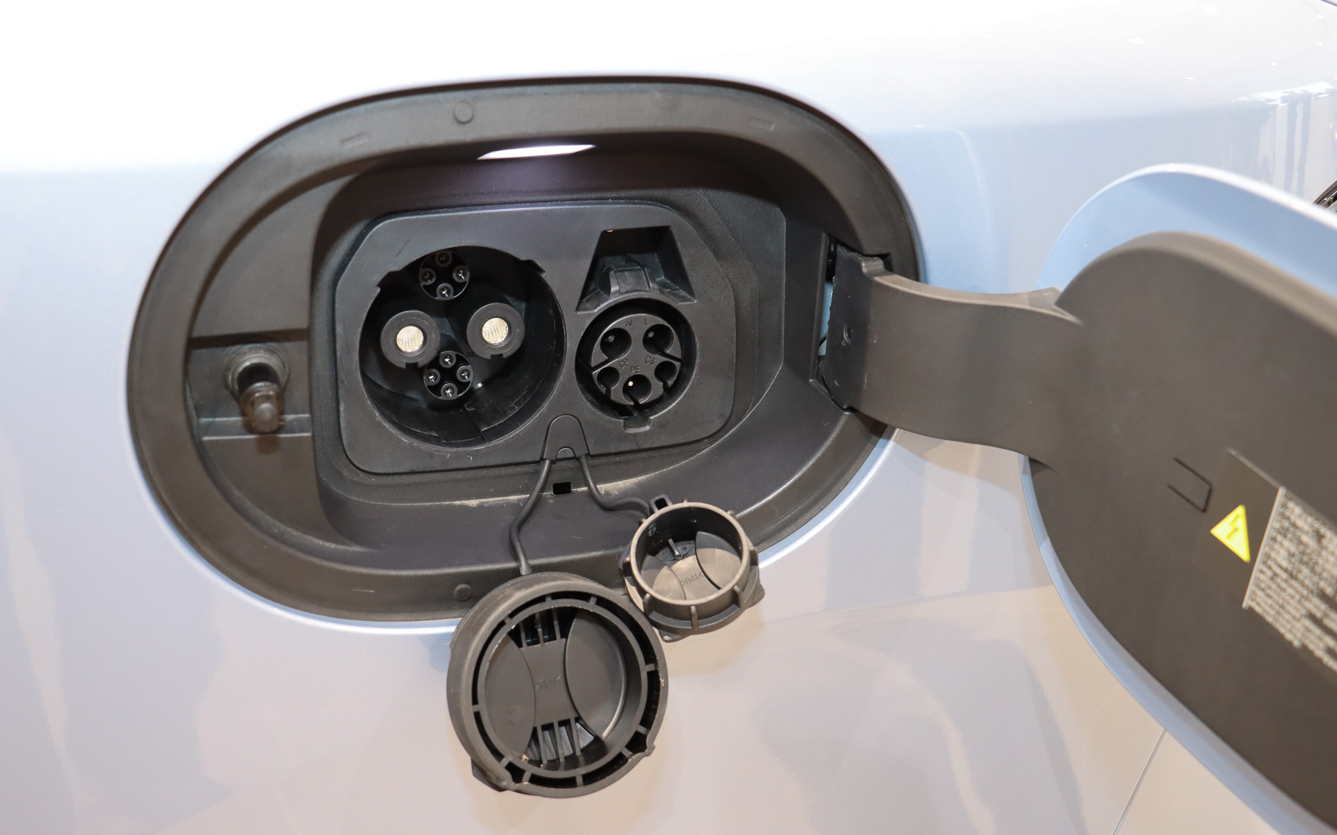 フロント右側フェンダーの上に設定された充電ポート。普通充電とCHAdeMO対応の急速充電の2ポートを設定