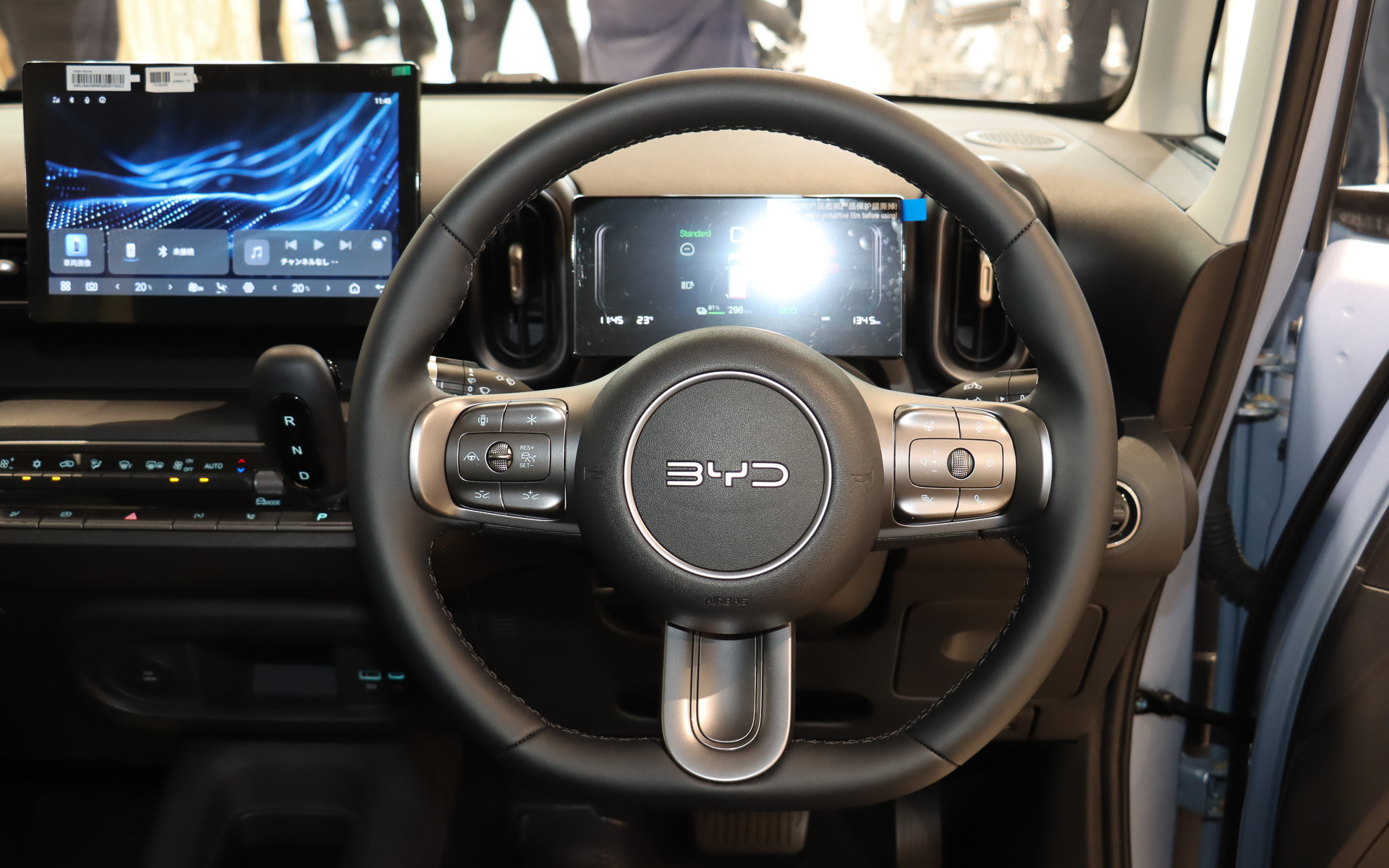 レザーステアリングのスポーク部分にはADAS装備やエンターテインメント機能などのスイッチをレイアウト