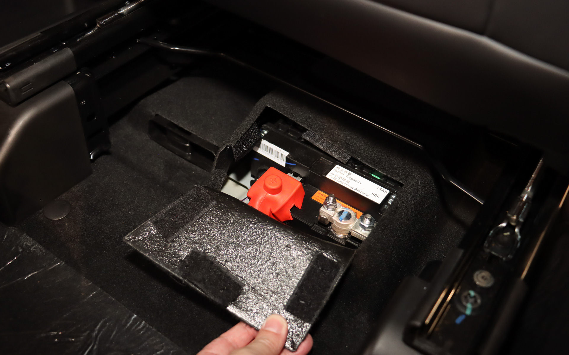 補機用バッテリは運転席下にレイアウト。これも衝突安全性能を高める工夫の1つ