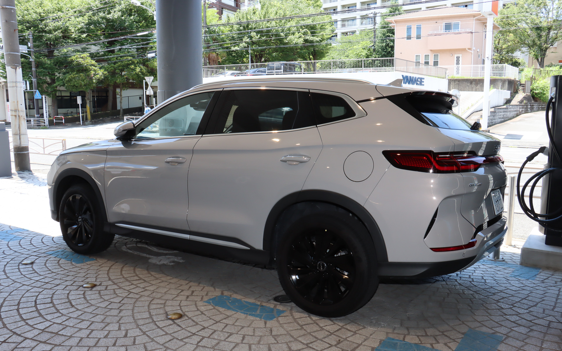 ショールームにはBYDのPHEV「シーライオン 6」などのラインアップモデル5台を常設展示する