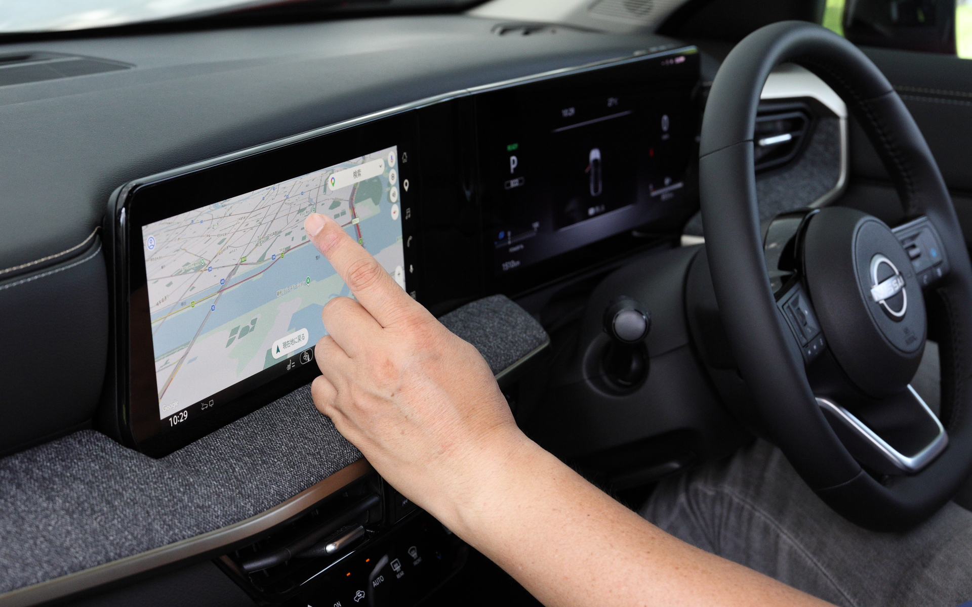 Google 搭載のNissanConnectインフォテインメントシステムと、12.3インチのデュアルディスプレイを採用した統合型インターフェースディスプレイを採用。インパネ中央部は手を置いて操作しやすいように下部が張り出したデザイン
