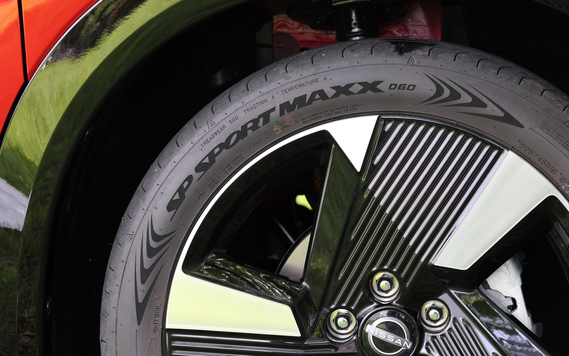 Gグレードは19インチホイールに225/45R19サイズのダンロップ「SP SPORT MAXX 060」をセット