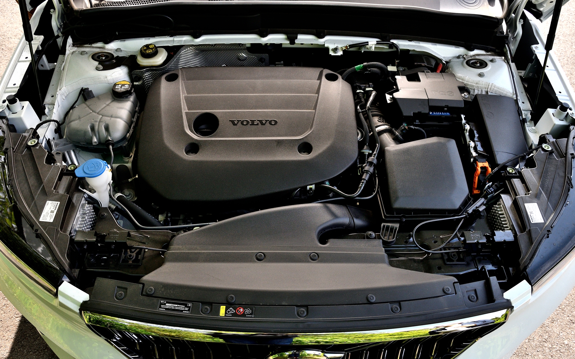 パワートレーンは、最高出力145kW（197PS）/4750-5250rpm、最大トルク300Nm/1500-4500rpmの直列4気筒2.0リッターガソリンターボエンジンと、最高出力8.5kW/3000-8000rpmの電気モーターに、電子制御前進7速AT（7G-DCT）ギアトロニックを組み合わせる