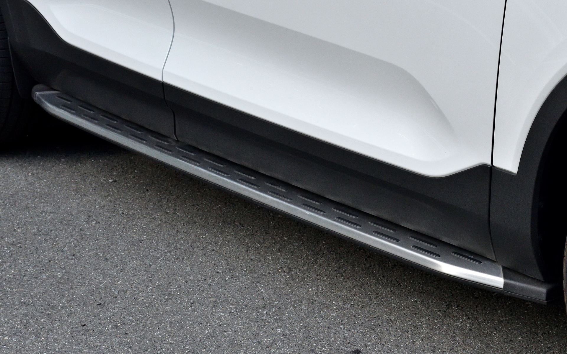 オプションの「ランニングボード」は、車両のパワフルな印象を引き立てながら、車両の乗り降りやルーフへの荷物の積載時に足を乗せることも可能