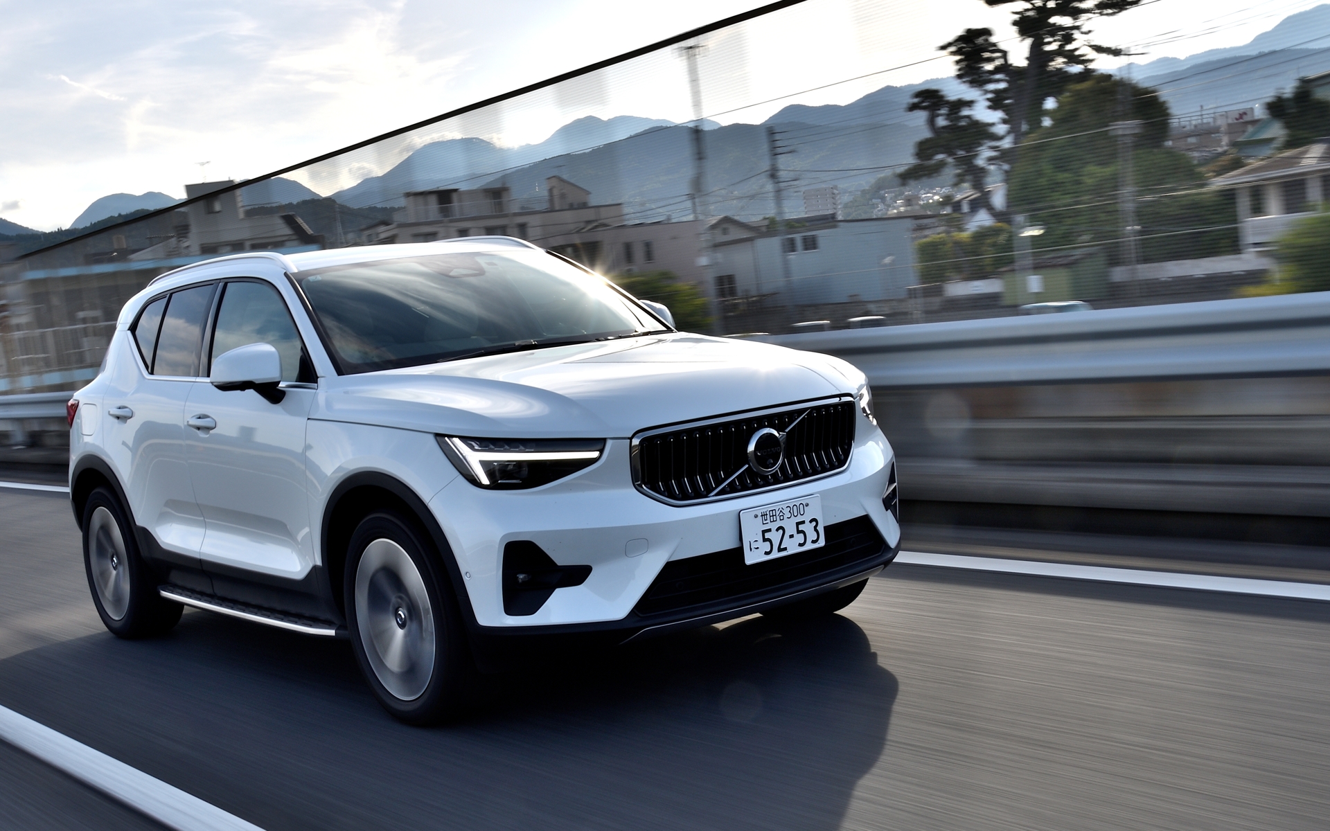 XC40 Ultra B4 AWD。ドライブレコーダー、ルーフスポイラー、ランニングボード、フロアトレーセット、イルミネーション付きテールゲートスカッフプレートなどオプションを装備したことで、価格は698万5540円