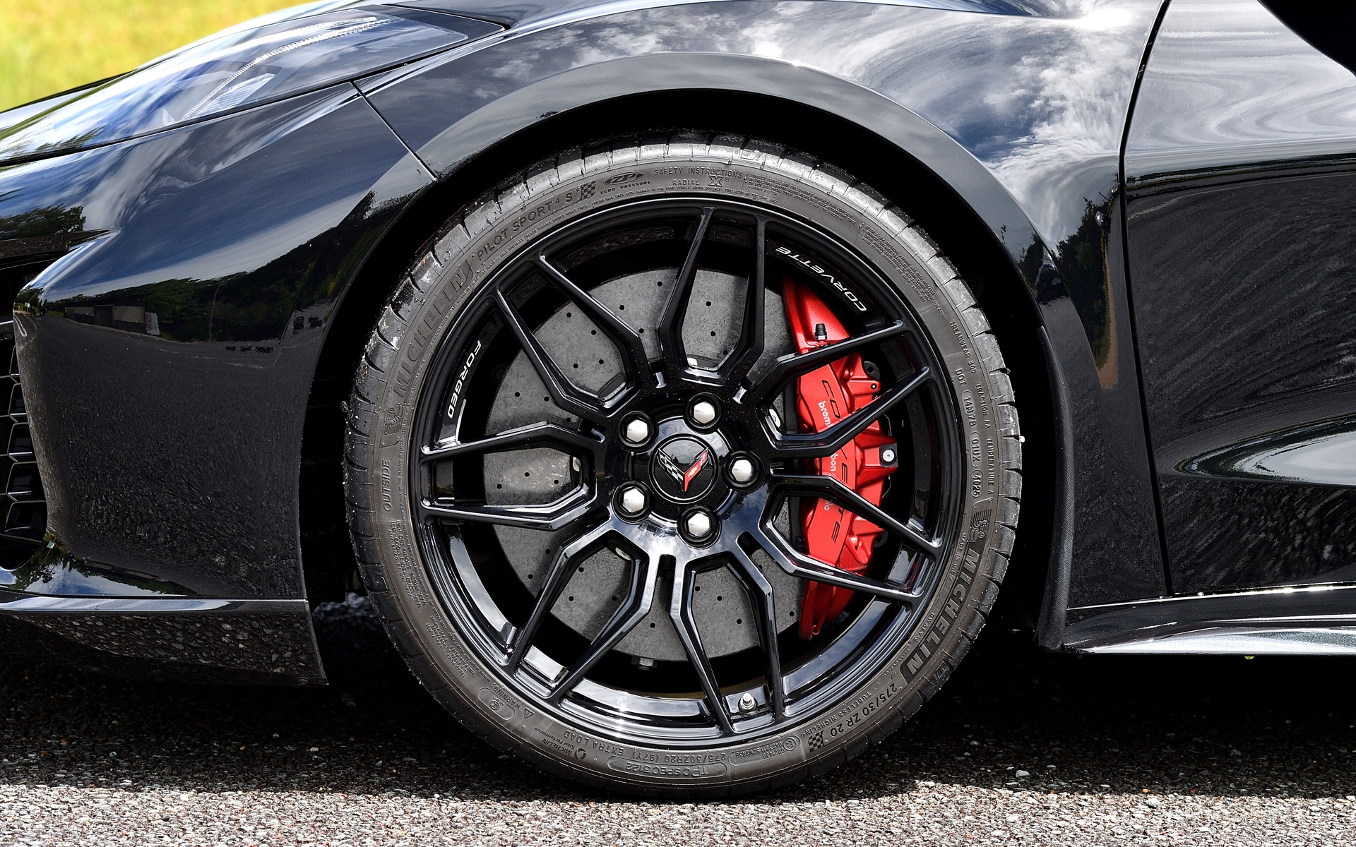 試乗車のタイヤはミシュランの「パイロットスポーツ4S」でサイズはフロントが275/30ZR20、リアが345/25ZR21。ホイールは軽量高剛性な鍛造アルミ製のスパイダーデザイン（ブラック）で、ブレーキはブレンボ製パフォーマンスカーボンセラミックブレーキを装備する（フロント6ピストンモノブロックキャリパー、ローター径398mm/リア4ピストンモノブロックキャリパー、ローター径391mm）