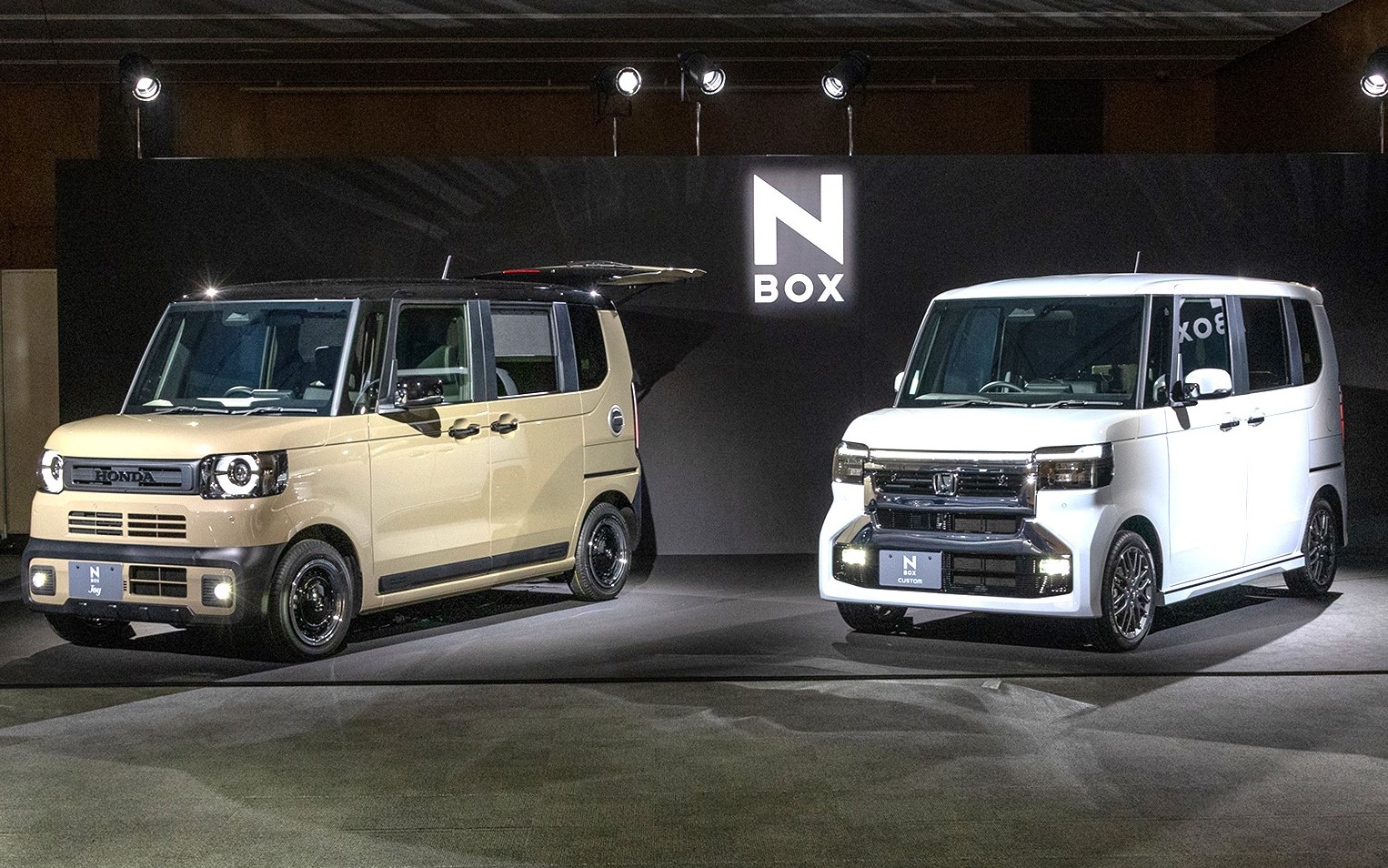 N-BOXシリーズの改良モデルが登場。右が「N-BOX CUSTOM ターボ」、左が「N-BOX JOY ターボ 特別仕様車 BLACK STYLE」