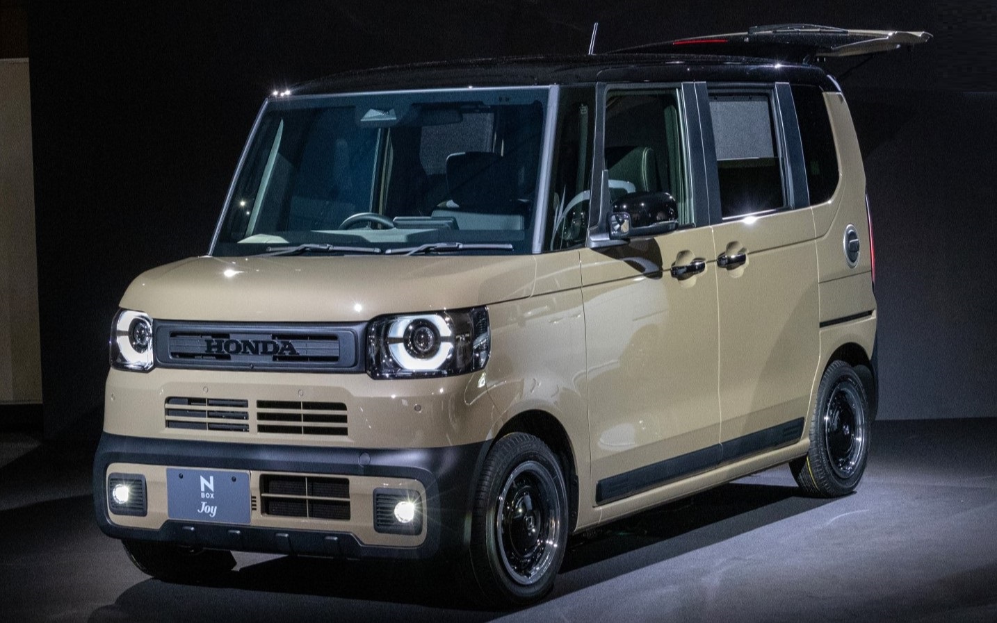 N-BOX JOY ターボ 特別仕様車 ブラックスタイル。ボディカラーはデザートベージュ・パール/ブラック