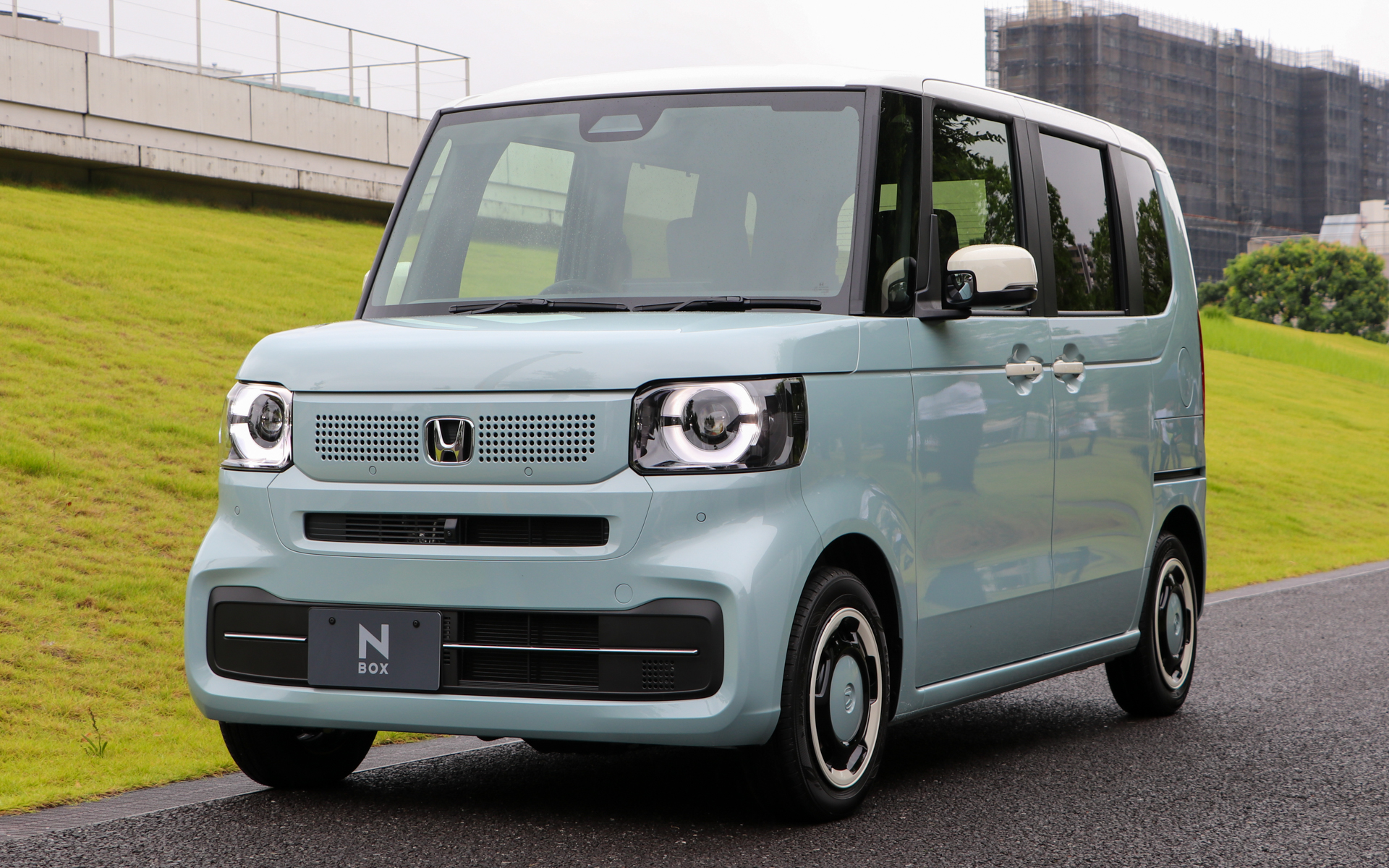 これは標準車となるN-BOX ファッションスタイル。ボディカラーはフィヨルドミスト・パール/ホワイト
