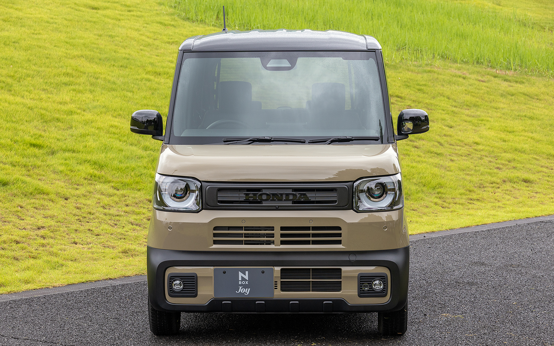 HONDAのロゴが黒色になり、ヘッドライト内のガーニッシュもブラックメッキとなる