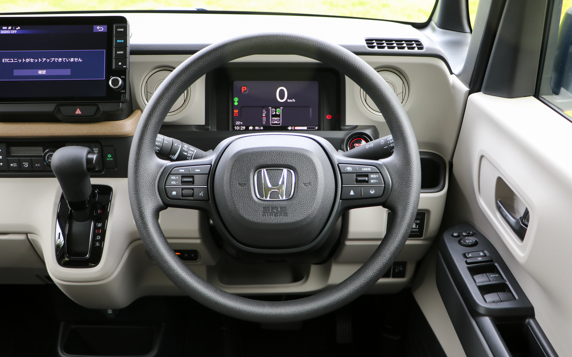 ステアリングまわり。その他、従来モデルからの変更点としては、運転しやすさの向上を目的にマルチビューカメラがメーカーオプションで設定された