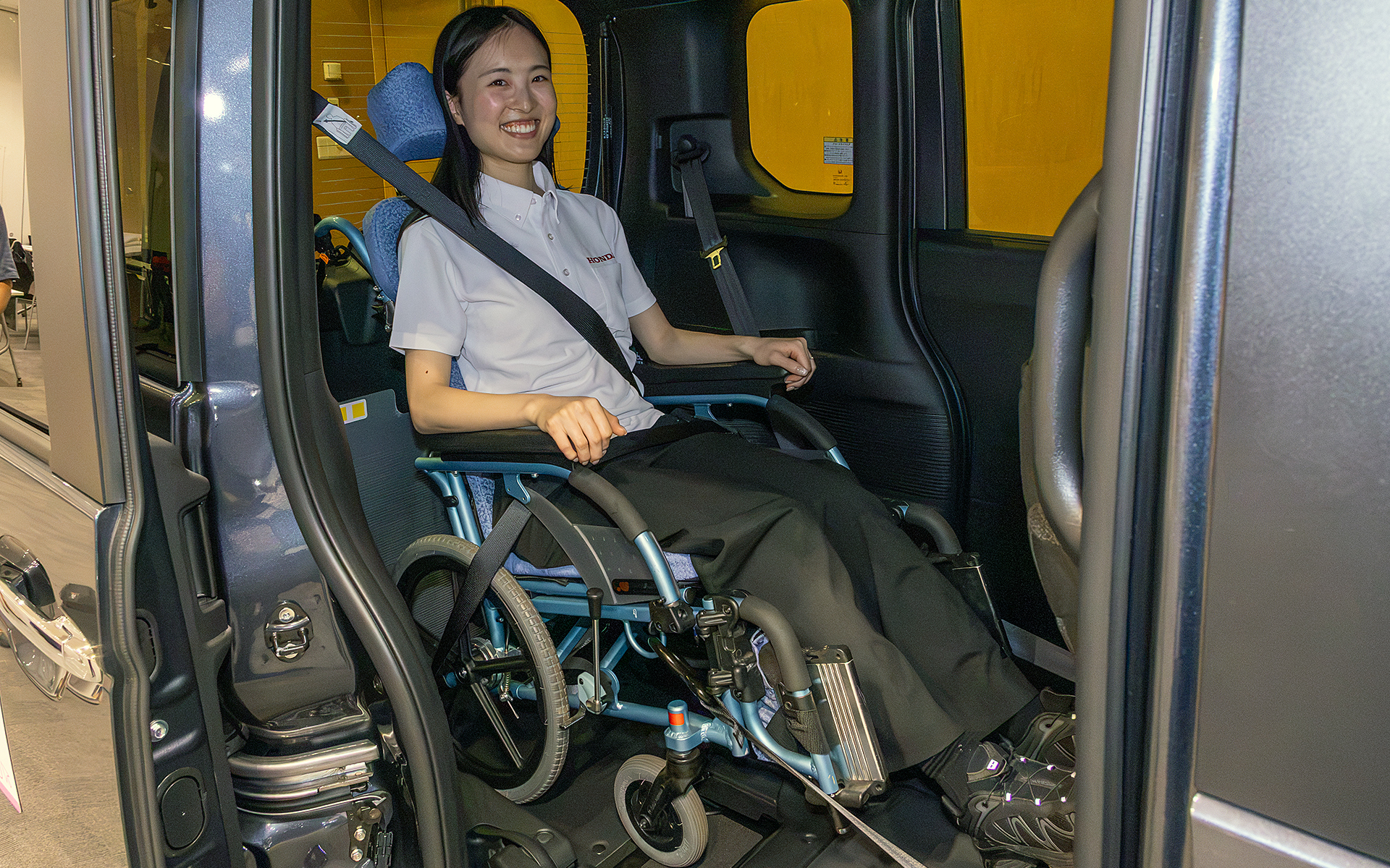 搭載時の車いすは前が上がった状態で固定される。この姿勢は不自然そうに思えるが、ブレーキをかけた際の減速Gを受けても体が安定するとのこと