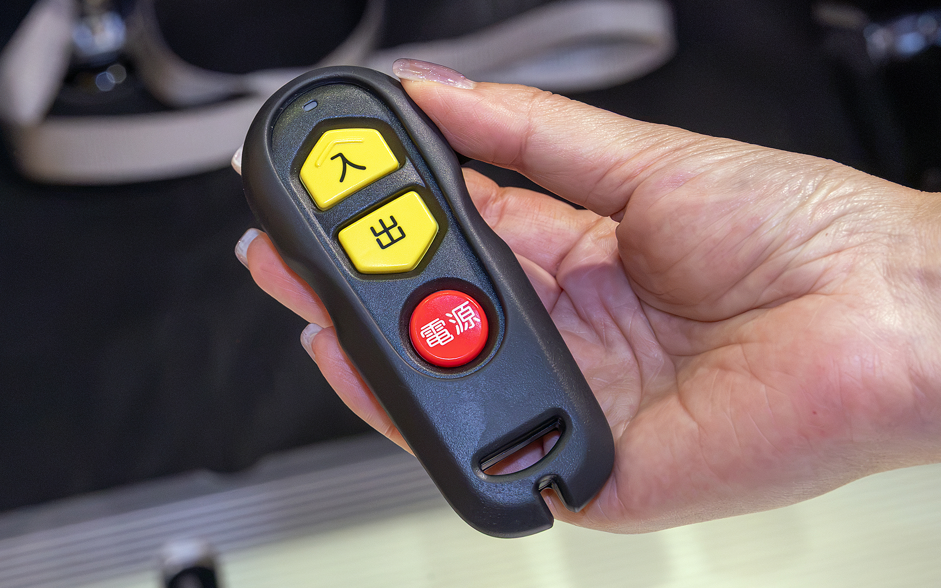 電動ウインチは運転席と助手席の下に1つずつ付いている。ベルトの巻き取りを均等に行なうための進路補正機能を搭載する