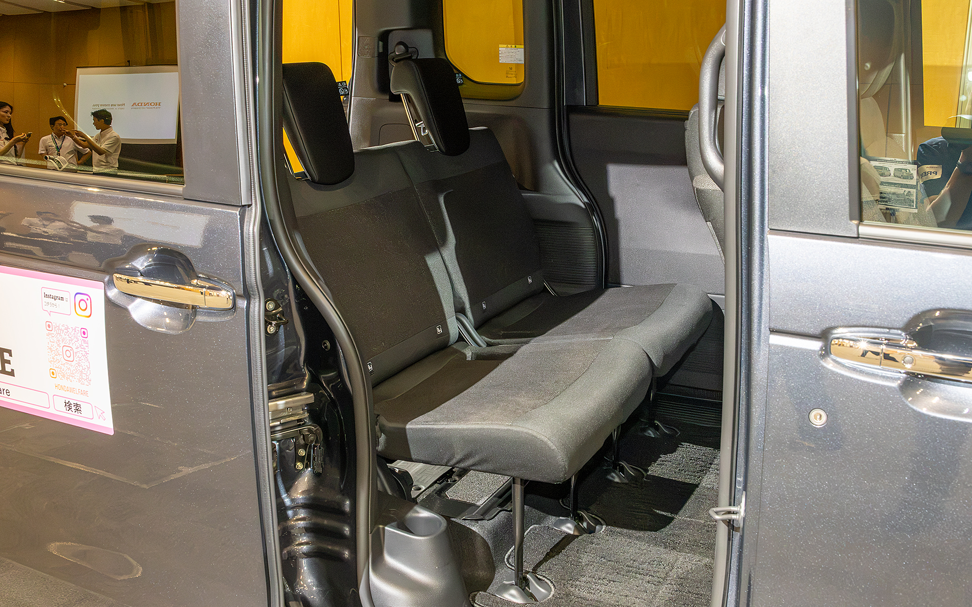 リアシートを展開した状態。スライド機能はない。乗車定員は4名