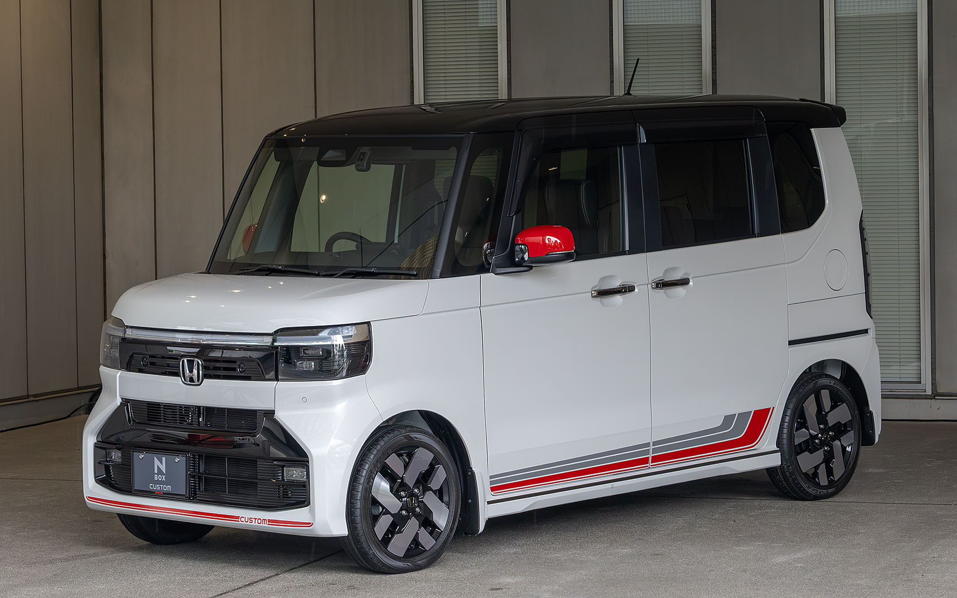 「スポーティスタイル」のコーディネートが施された「カスタム」