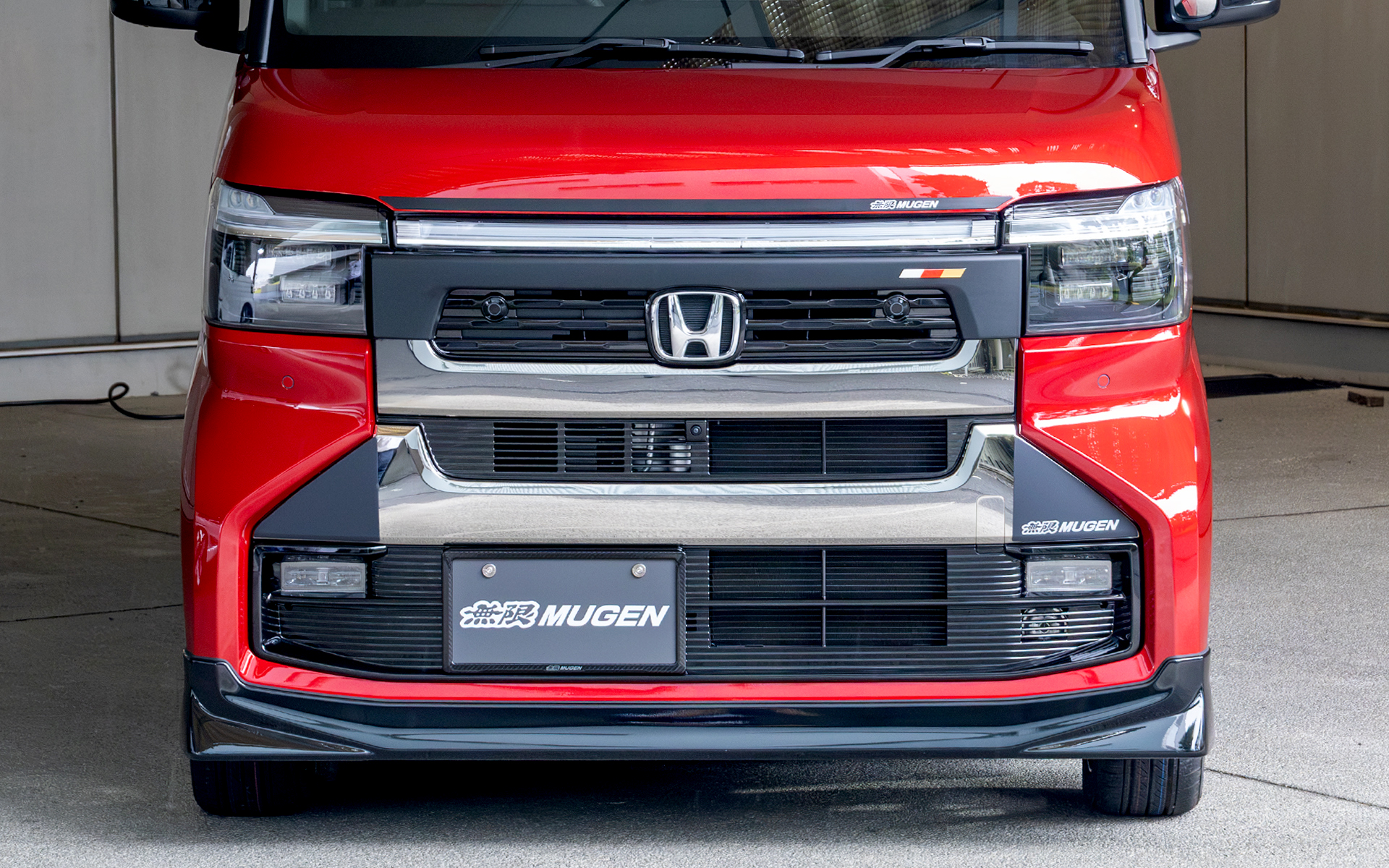 車高が下がったようなスポーティなイメージになるフロントアンダースポイラー（6万6000円）
