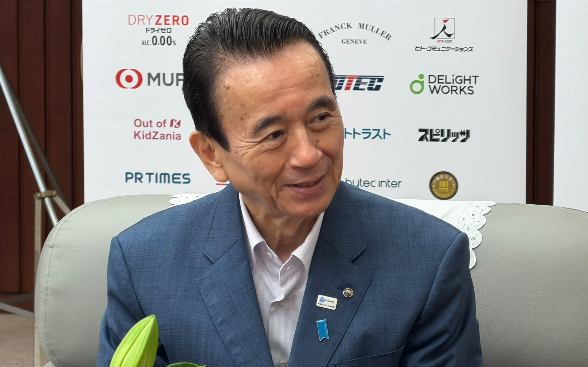 野尻選手らの話を興味深く聞く、静岡県 鈴木康友知事