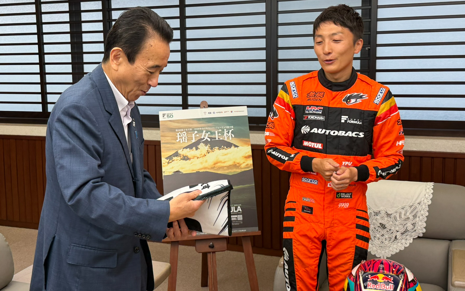 歓談の最後に野尻智紀選手から鈴木知事に「OTS」タオルをプレゼント