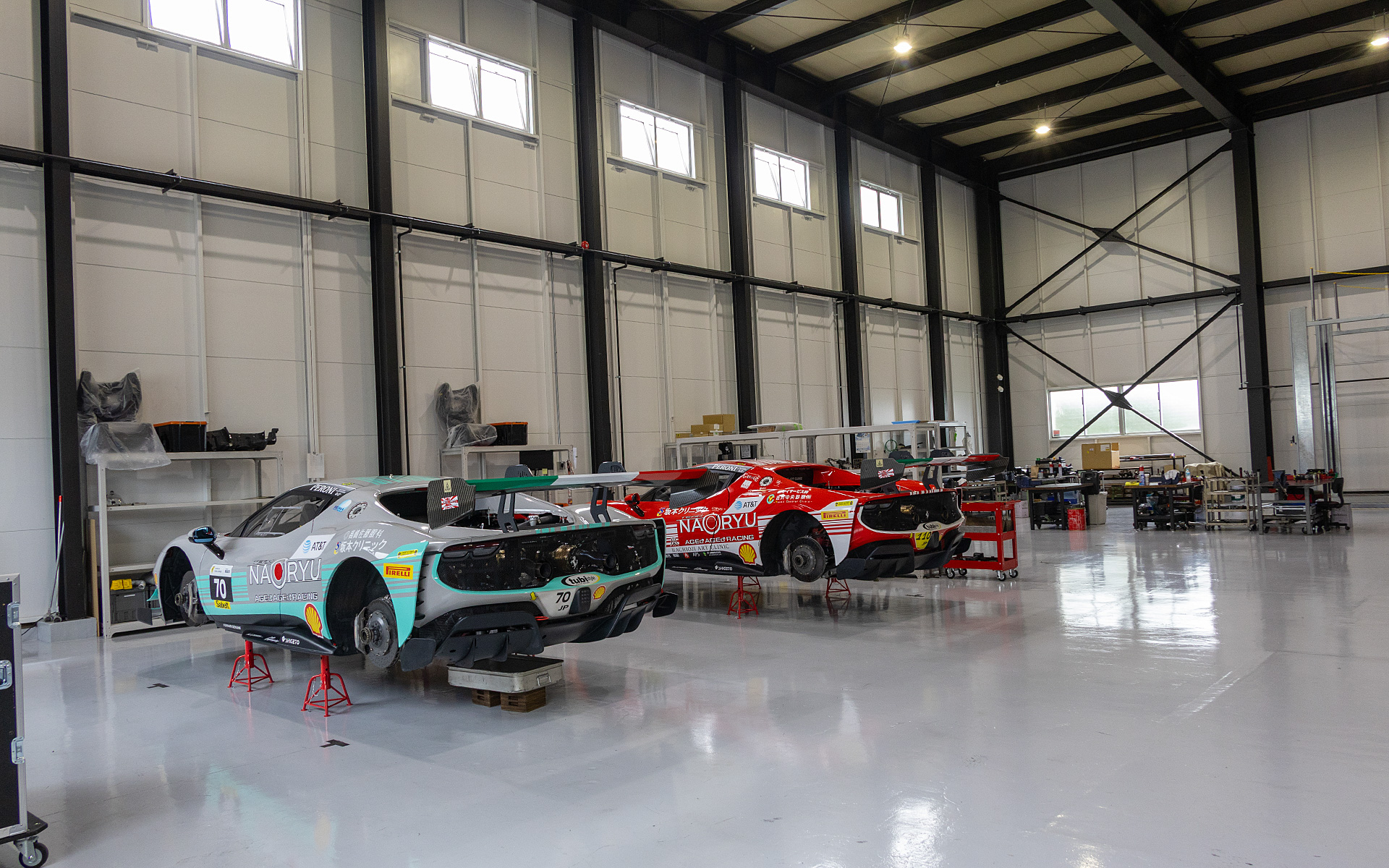 分解作業などを行なうスペース。現在はGT500マシンのほかにフェラーリチャレンジ車両のメンテナンスも請け負っている