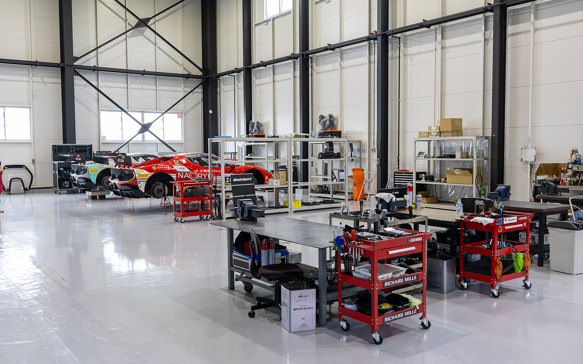 GT500 GRスープラの作業スペース側から見た構図