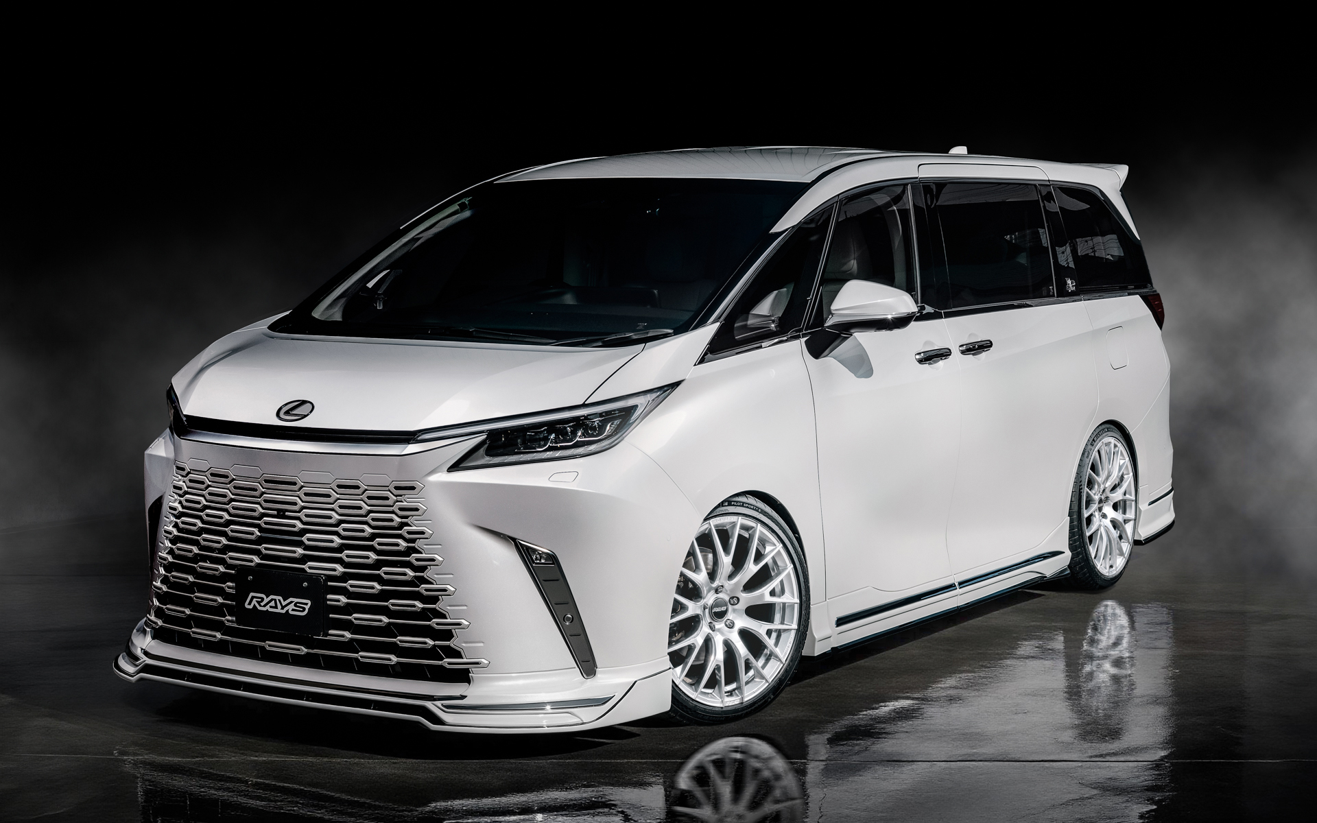 大型ミニバンやSUV、セダンなどのプレミアムカーへの装着を対象とした「ホムラ」の新作「2×9R」。ボリュームのあるボディとのマッチングを重視したデザインとなる。写真のカラーはDMC/サイドサンライトシルバー
