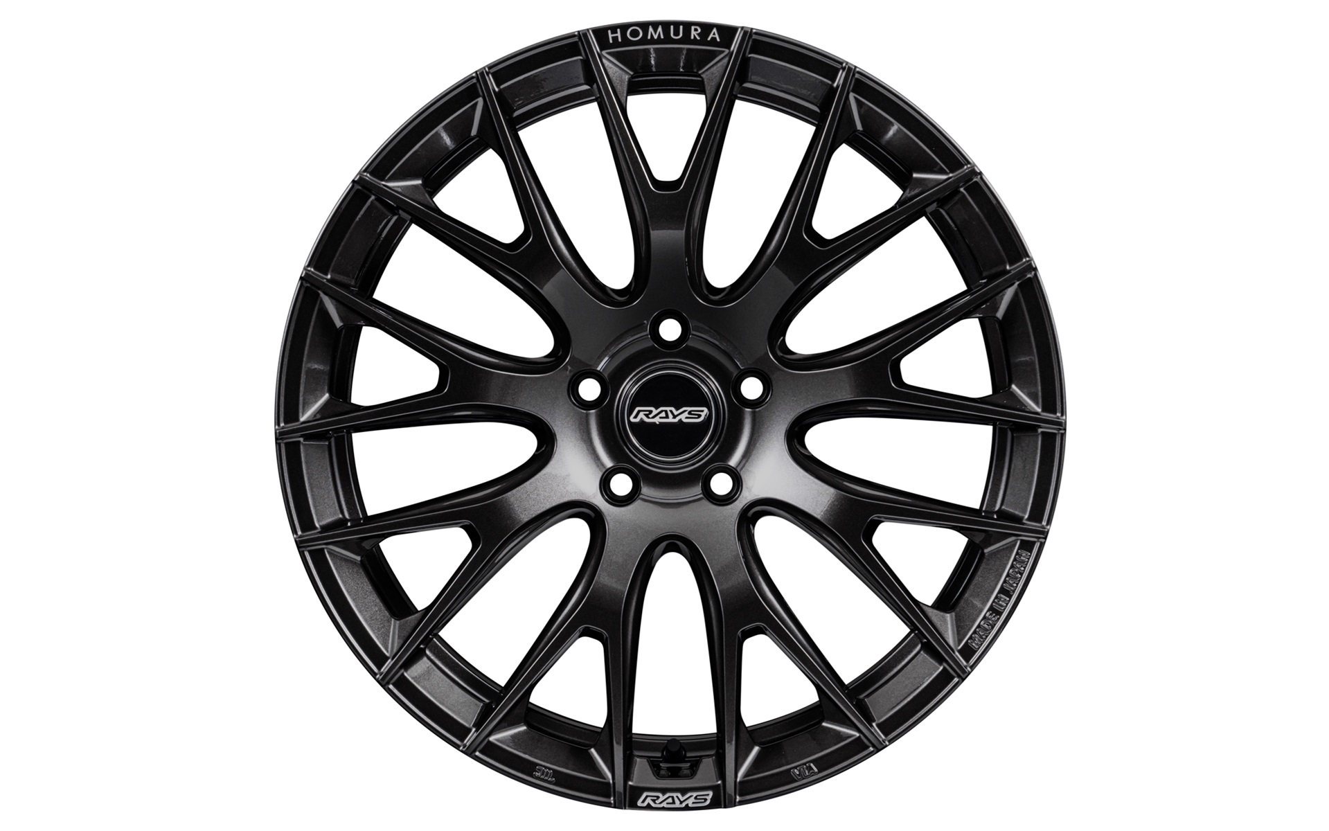 2×9のメッシュにペンタゴンデザインを取り入れたことで、ディスクの外周にボリュームを追加。これが大柄な車体と合わせたときにホイールの存在感を示すものとなる。写真のカラーはスーパーダークガンメタ