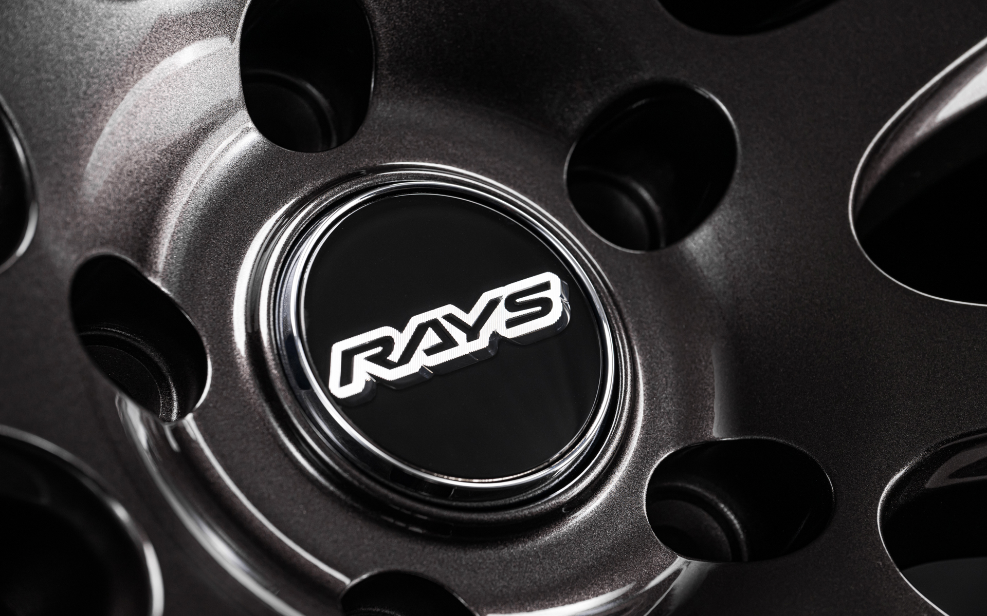 センターキャップの作り込みも「ホムラ」の特徴の1つ。黒色のベースの上に。「RAYS」のロゴ配置。そして表面をクリア素材で覆うことでガラス細工のような雰囲気を出す。外周にはシルバーのリングが使われる。