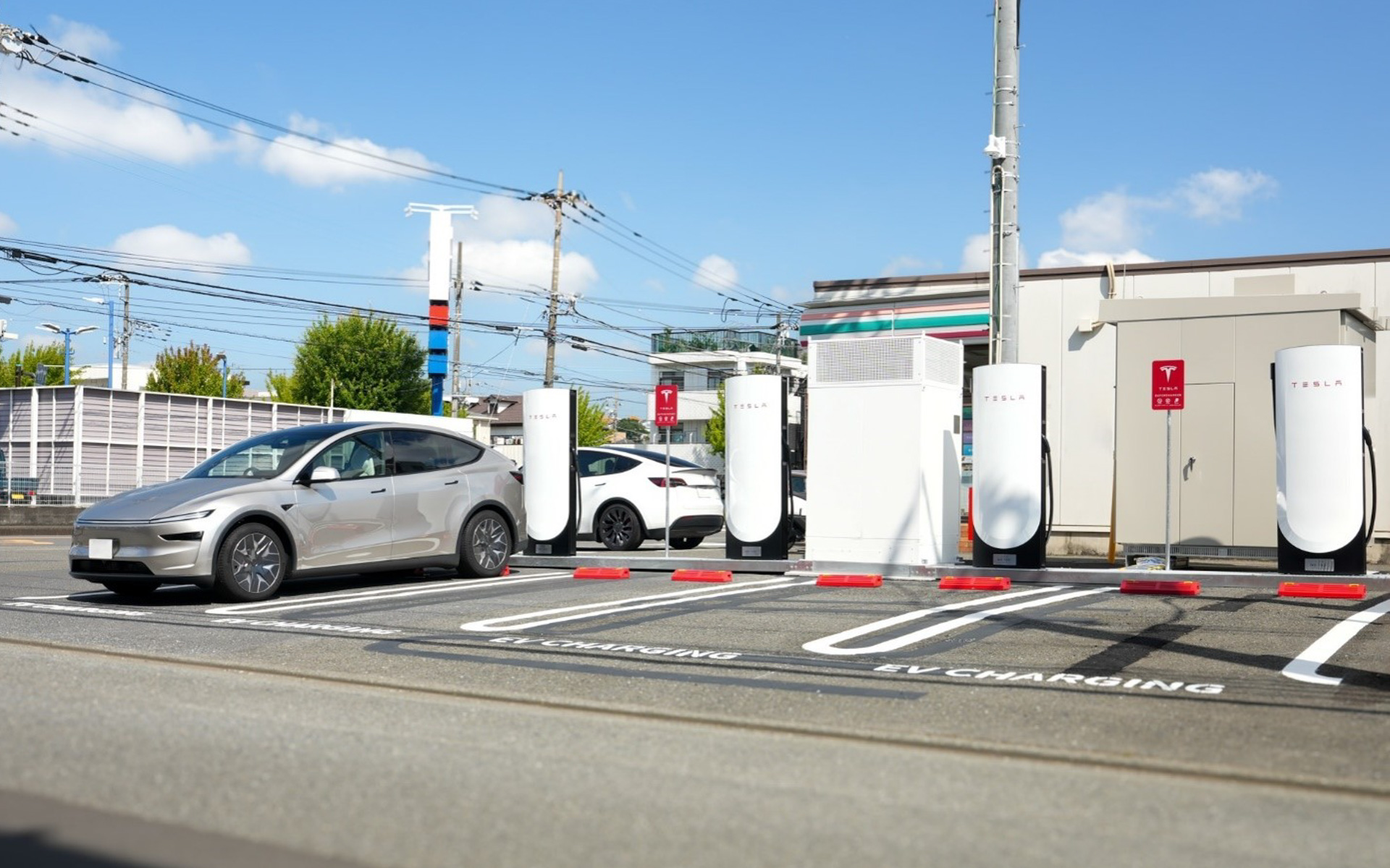 セブン‐イレブン川崎子母口東店で運用を開始されたテスラ製EV用急速充電設備「スーパーチャージャー」