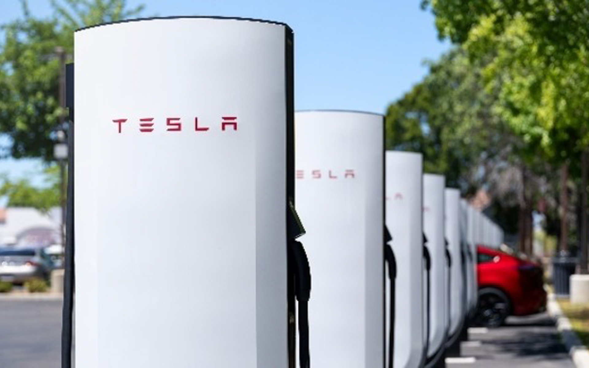 テスラ製EV用急速充電設備スーパーチャージャー