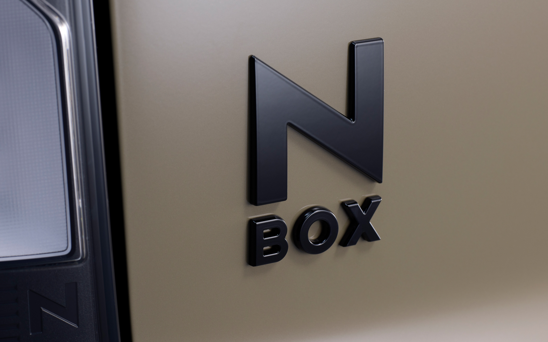 リアの「N-BOX」エンブレムもブラック加飾