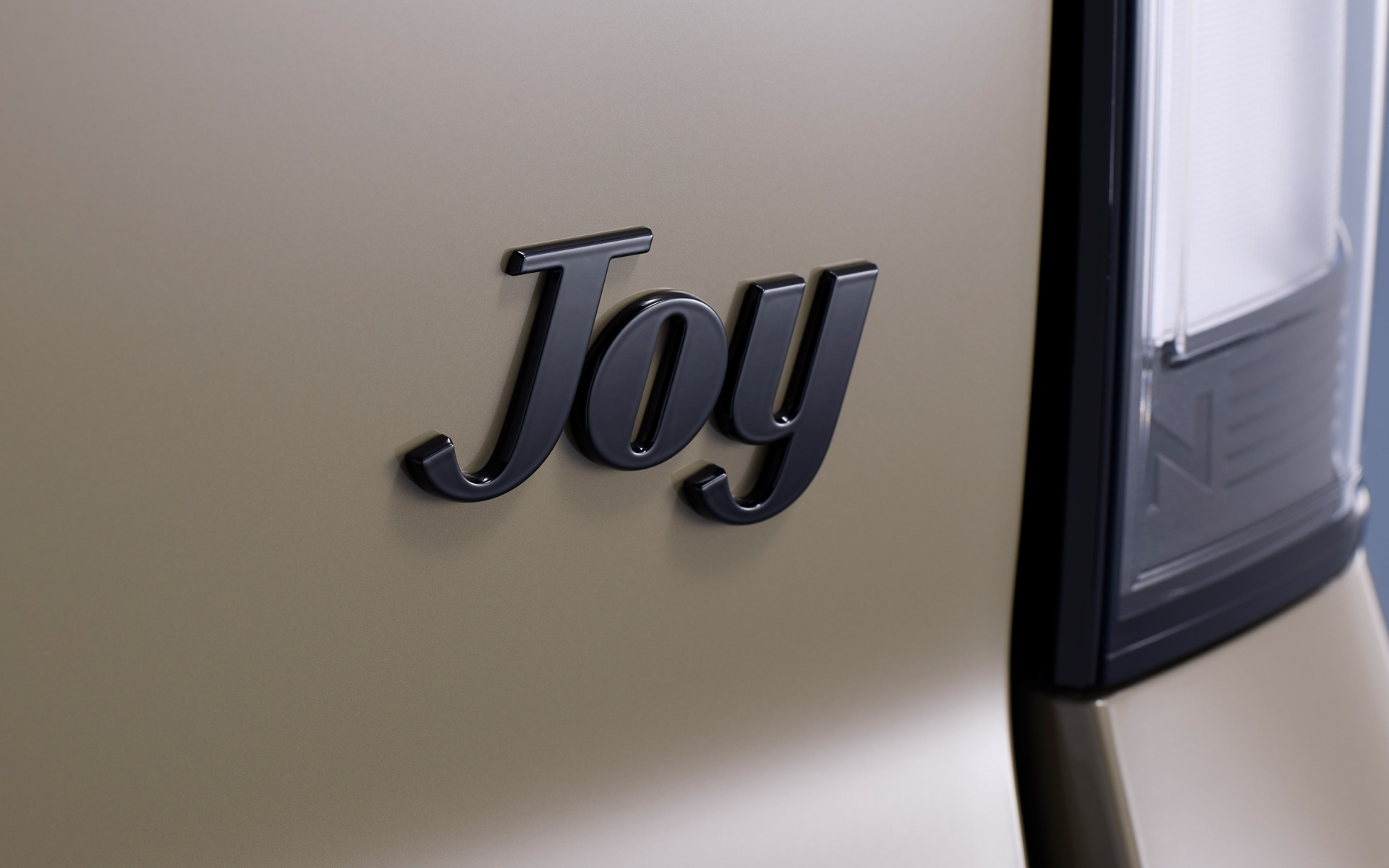 リアの「JOY」エンブレムもブラック加飾