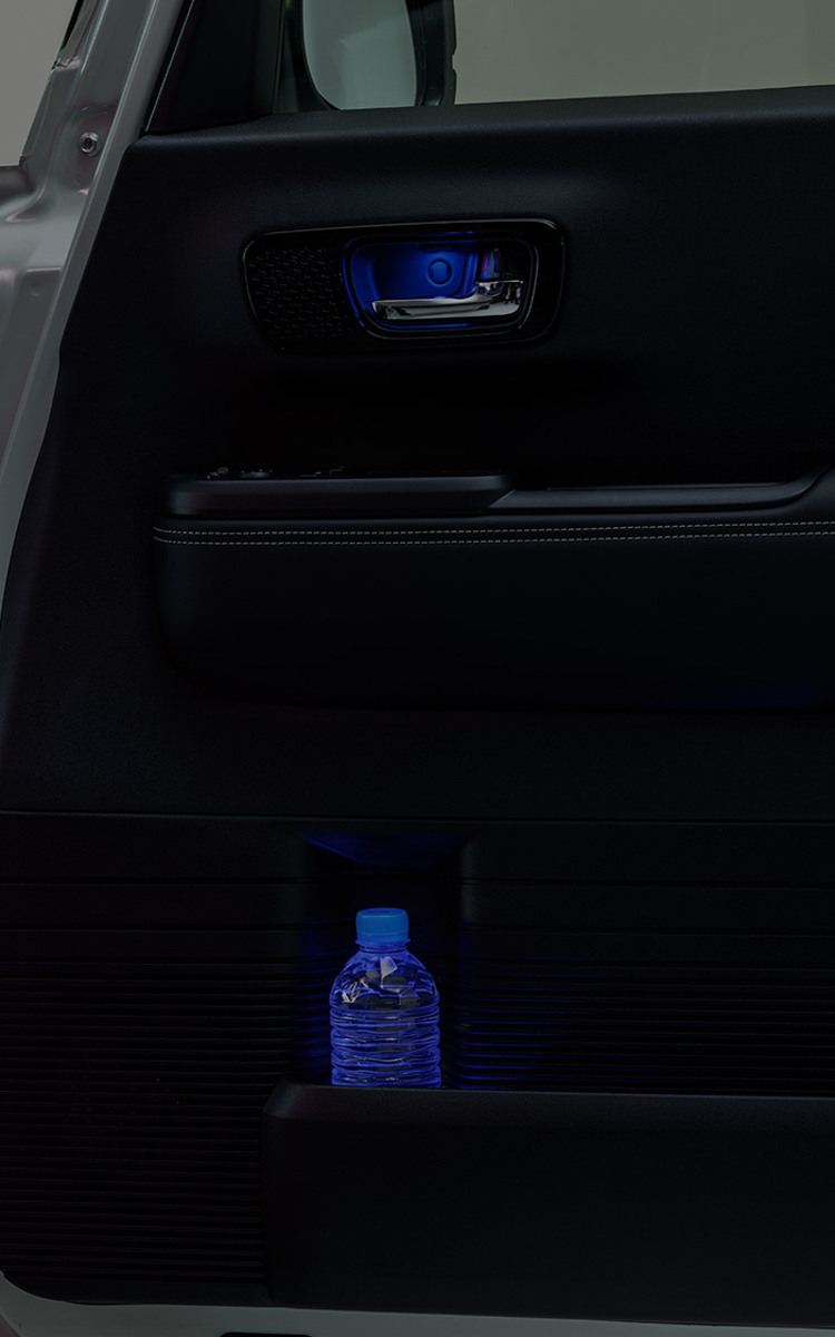 LEDイルミネーション（ブルー/エンジンスイッチ連動）付きのインナードアハンドル＆ドアポケットイルミネーションは、フロントドア用の左右セットで1万4300円
