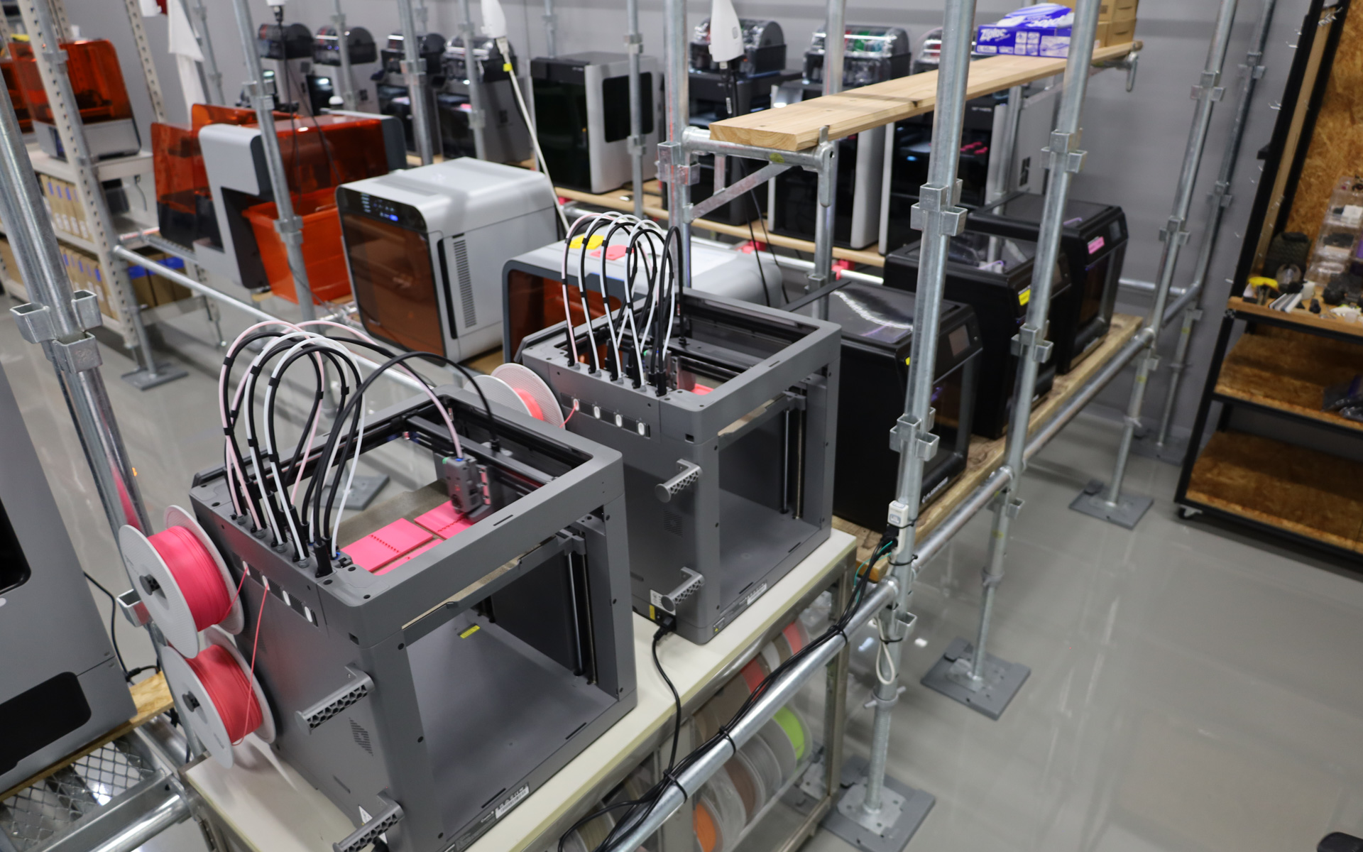 顧客データや3Dプリンタなどを活用して即時試作することができるエリア