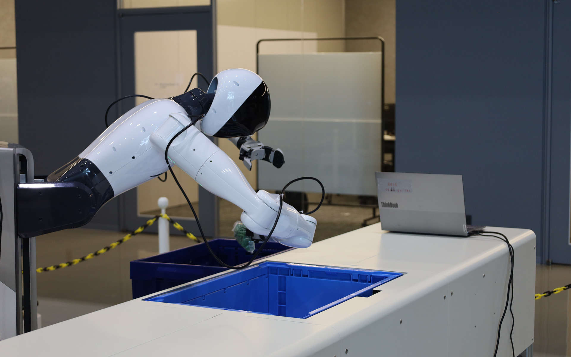 ピッキング作業に導入されたヒューマノイドロボット