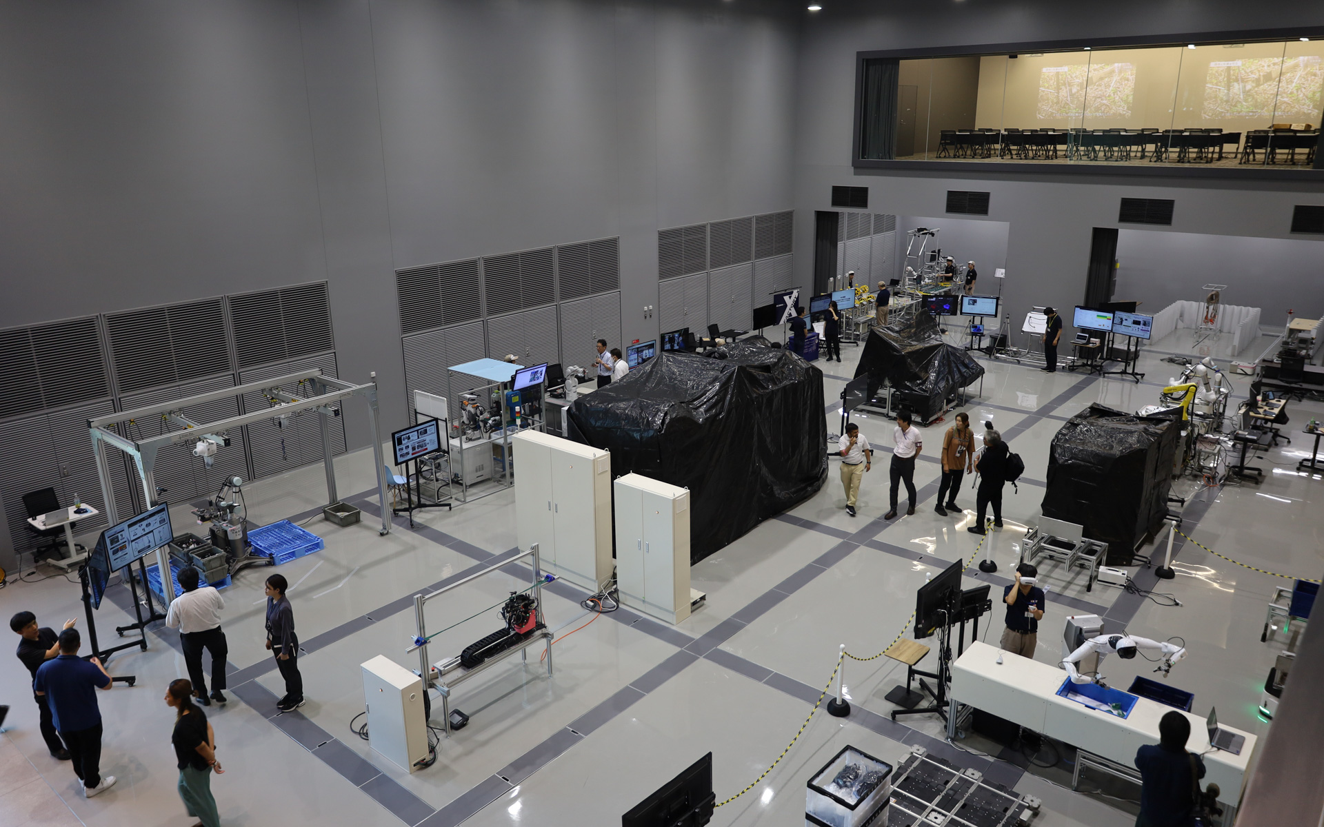 ワイヤーハーネス生産ラインの工程の一部を切り出した装置が並ぶ「Innovation Hub - REN（錬）」
